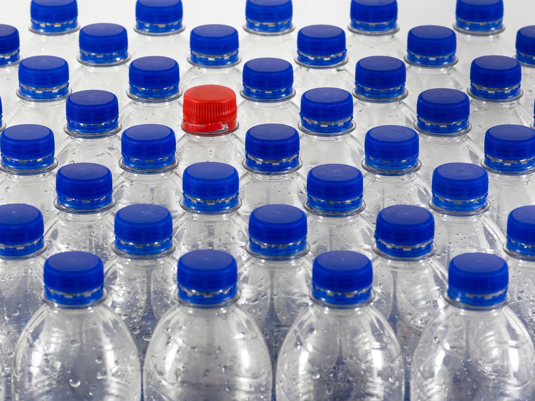 Würde man sämtliche Einweg-Plastikflaschen in Österreich auf Glas-Mehrweg umstellen, könnten die Menge der Plastikverpackungen um 45.000 Tonnen reduziert werden. Würde man sämtliche Einweg-Plastikflaschen in Österreich auf Glas-Mehrweg umstellen, könnten die Menge der Plastikverpackungen um 45.000 Tonnen reduziert werden.
