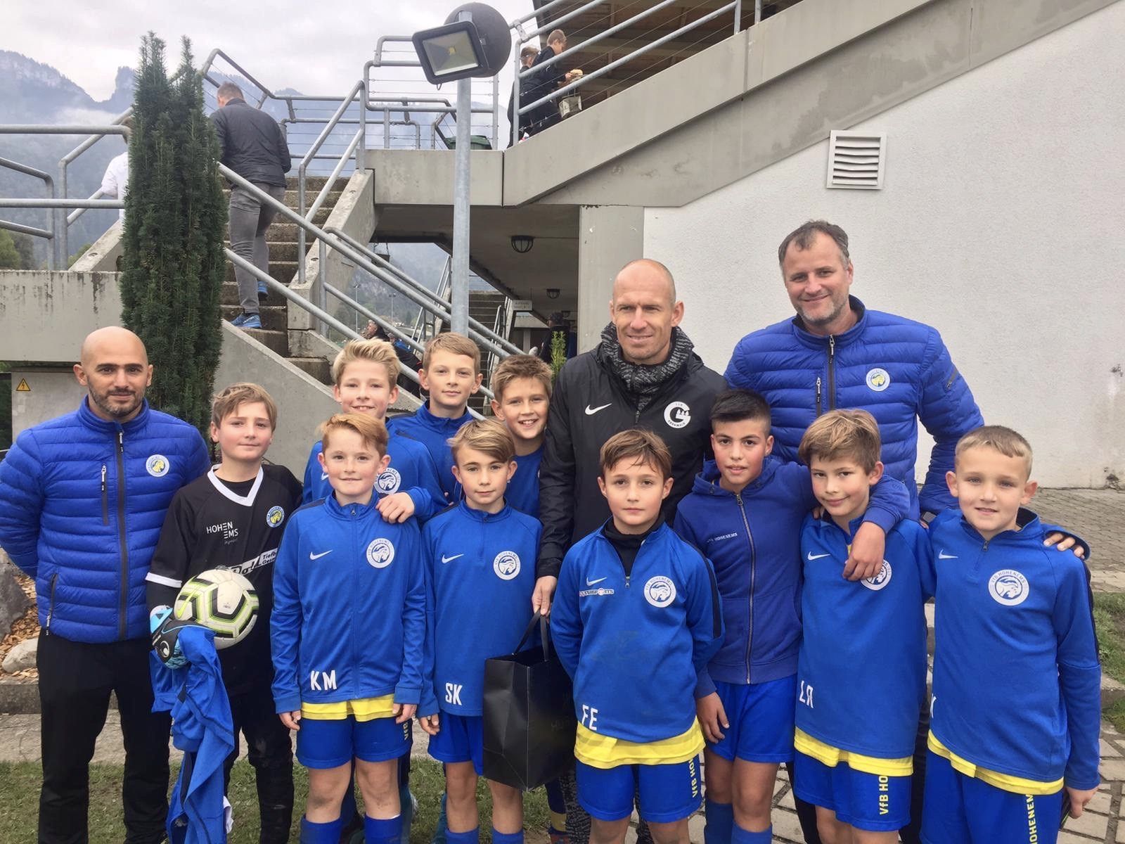 Ajren Robben gemeinsam mit der U12 des VfB Hohenems