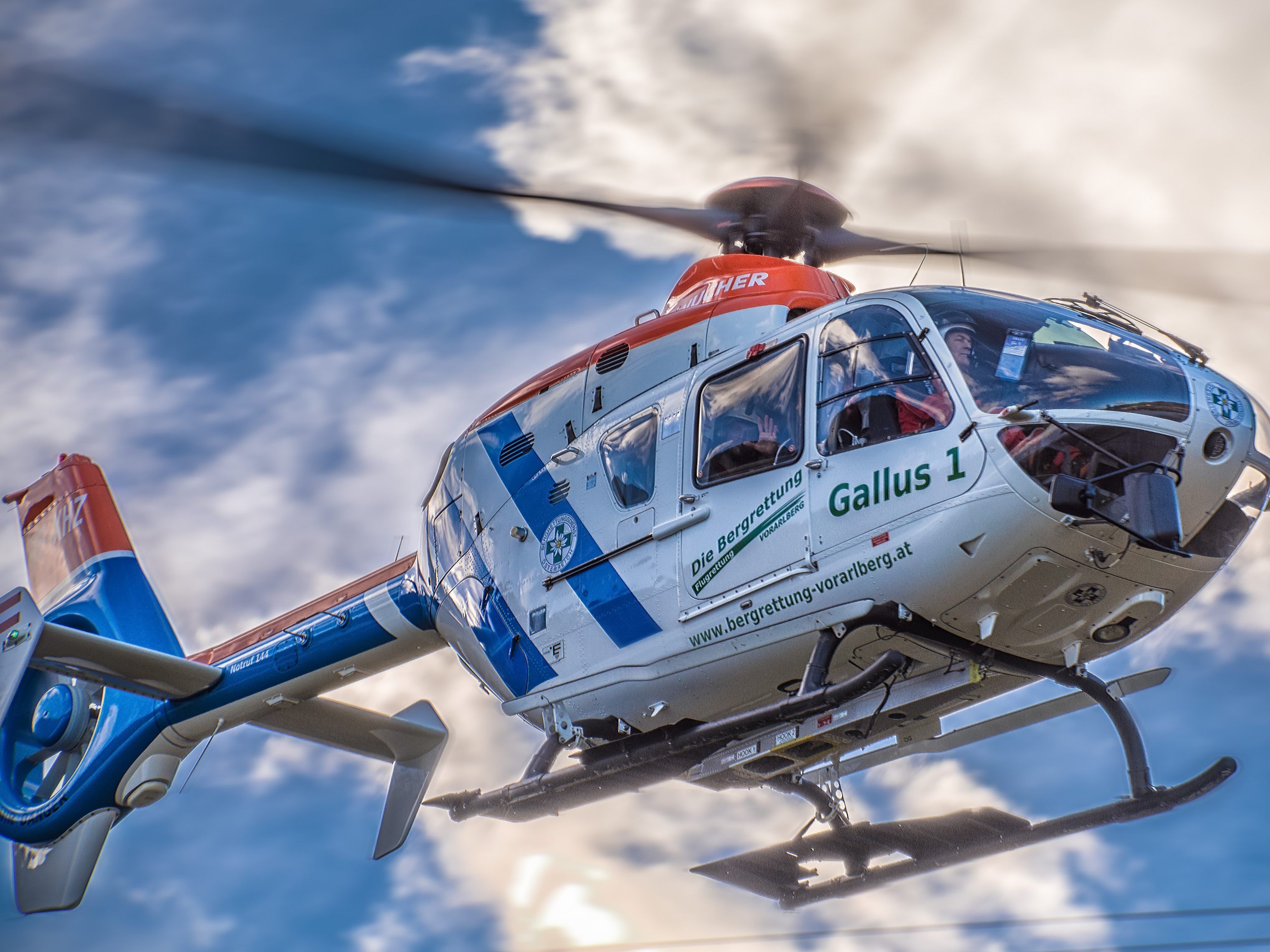 Der Mann wurde mit dem Rettungshubschrauber ins Krankenhaus geflogen.