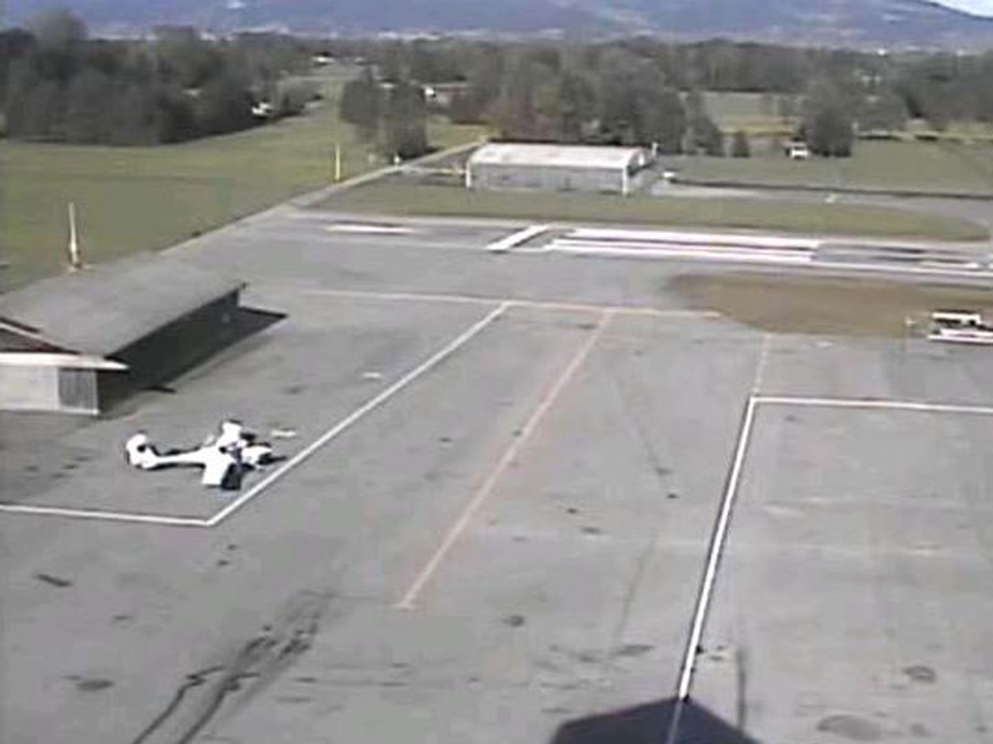 Wie im Film: Zwei Einbrecher wollen mit Flugzeug nach Amerika fliehen. Wie im Film: Zwei Einbrecher wollen mit Flugzeug nach Amerika fliehen.