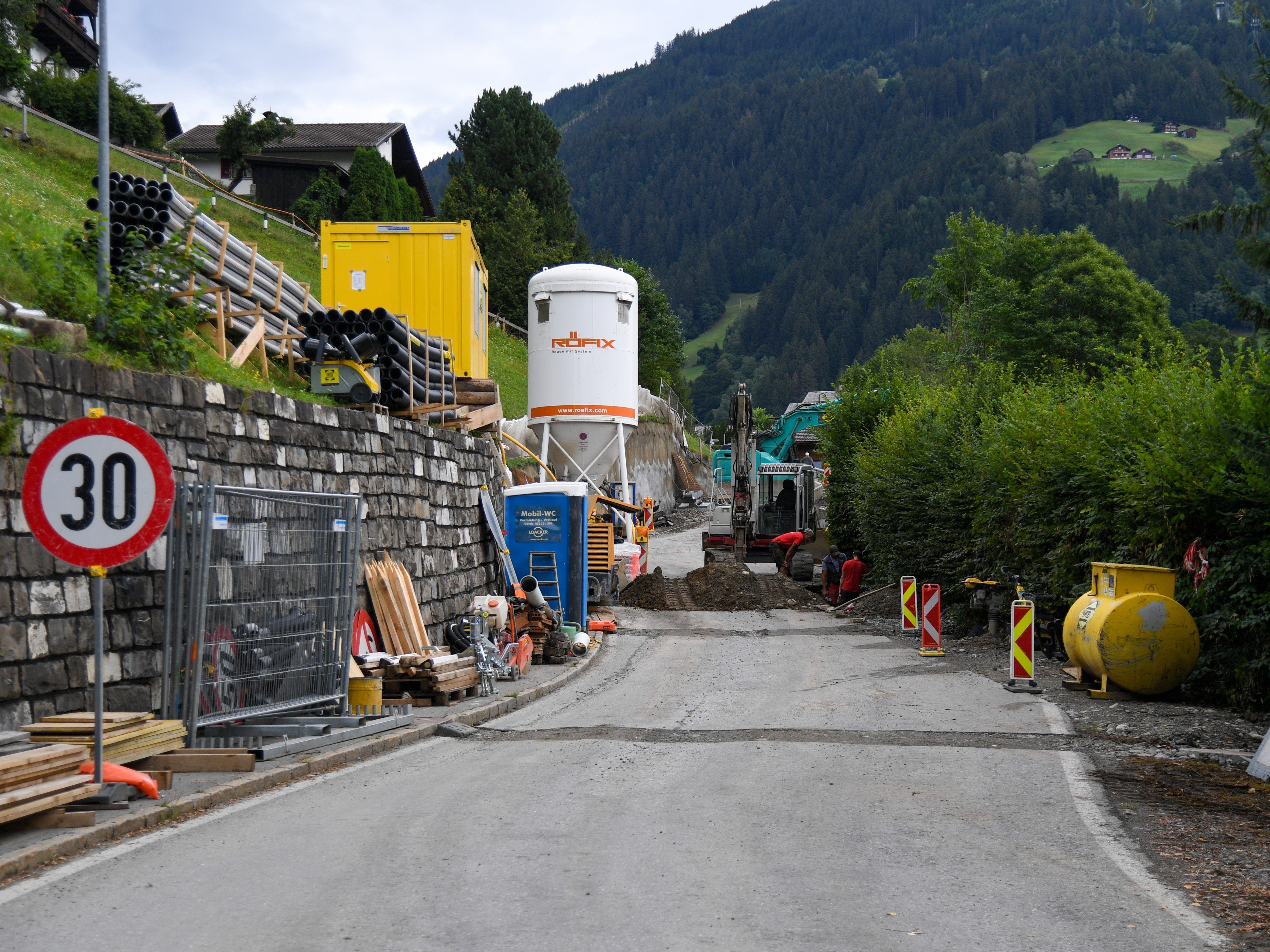 Älteres Bild: Die L96 ist ab Mittwochmorgen wegen Asphaltierungsarbeiten gesperrt.