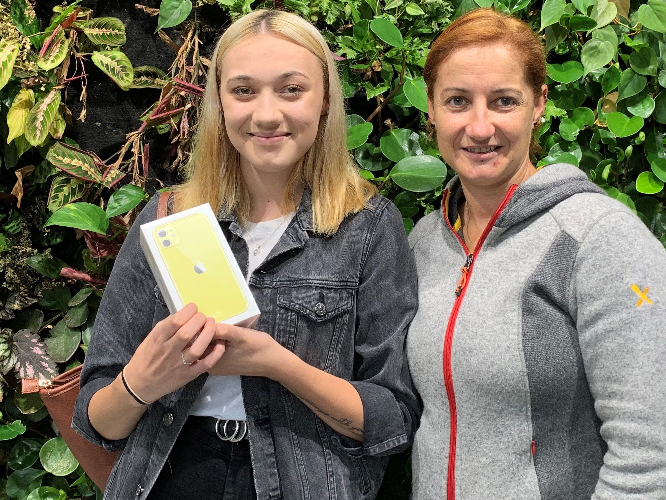 Gewinnerin Karin S. freut sich über ihr gelbes iPhone 11. Gewinnerin Karin S. freut sich über ihr gelbes iPhone 11.