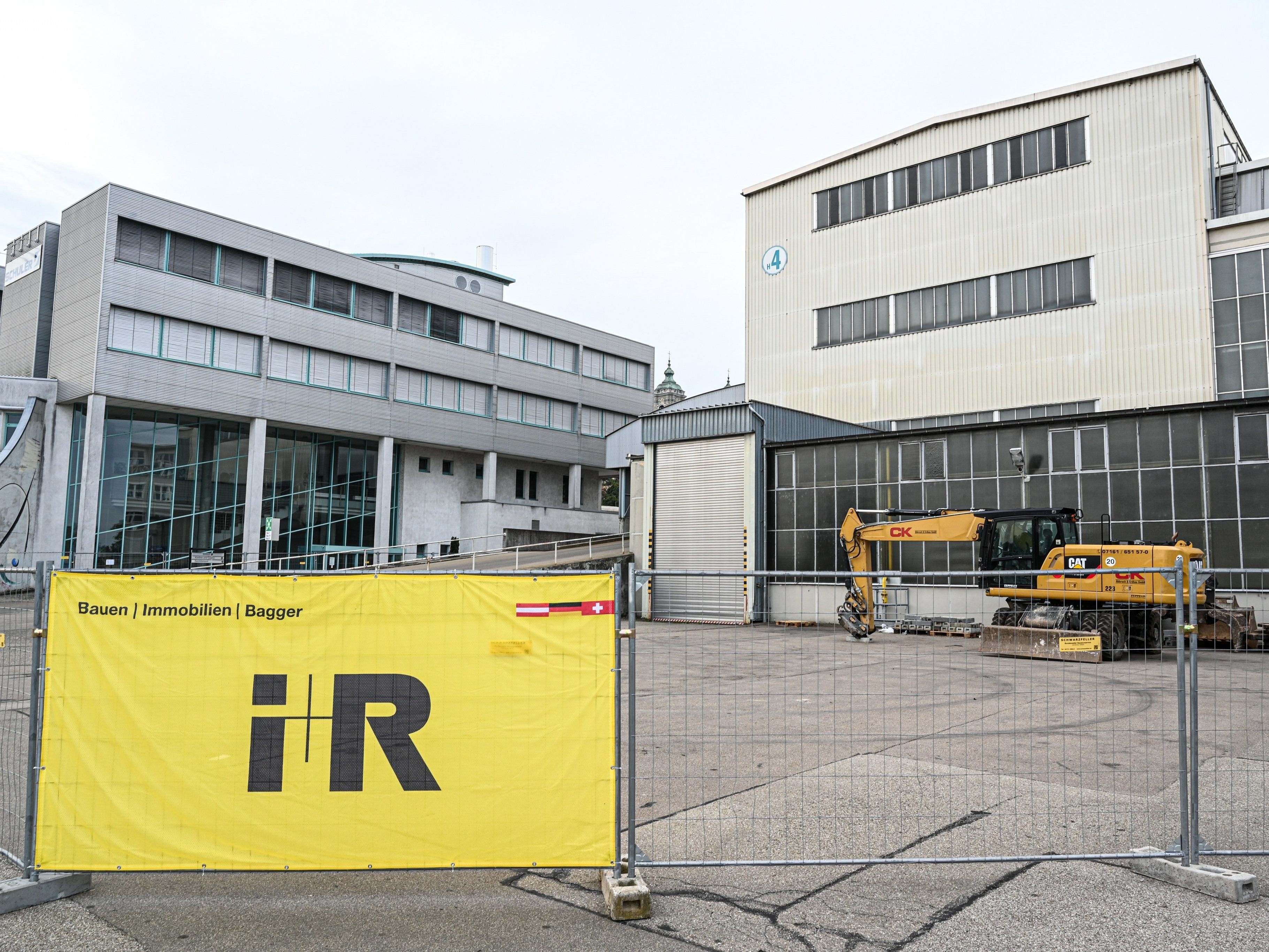 Am ehemaligen Schuler-Areal Süd startet i+R mit der Entkernung nun den Abbruch der Gebäude. Am ehemaligen Schuler-Areal Süd startet i+R mit der Entkernung nun den Abbruch der Gebäude.