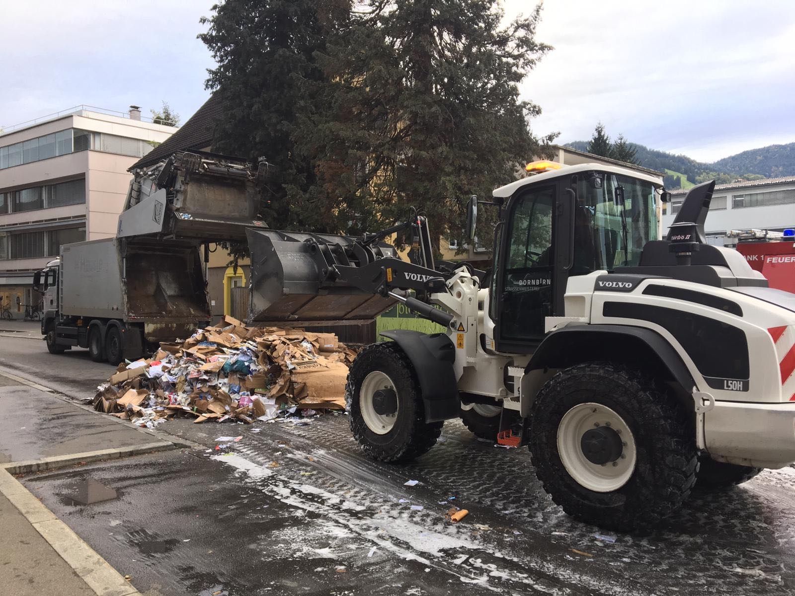 Der Müll musste zur Brandbekämpfung auf die Straße gekippt werden.