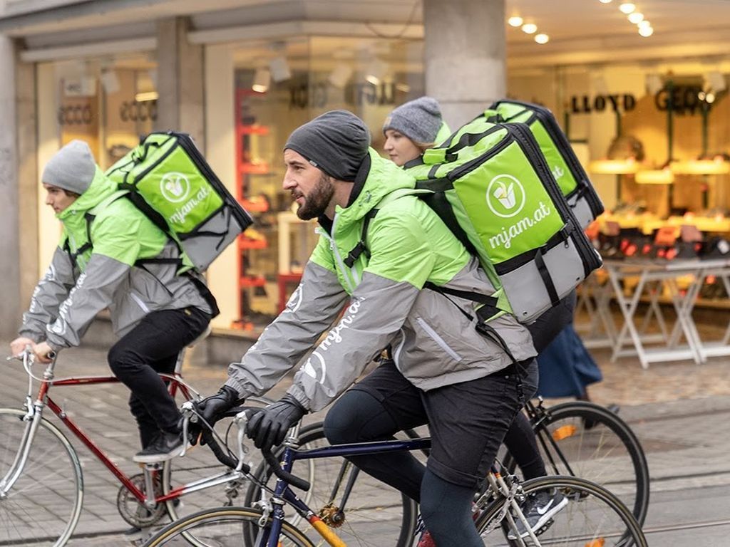 In Österreich gibt es rund 1.200 Mjam-Fahrradkuriere. Nur 120 davon sind fest angestellt. In Österreich gibt es rund 1.200 Mjam-Fahrradkuriere. Nur 120 davon sind fest angestellt.