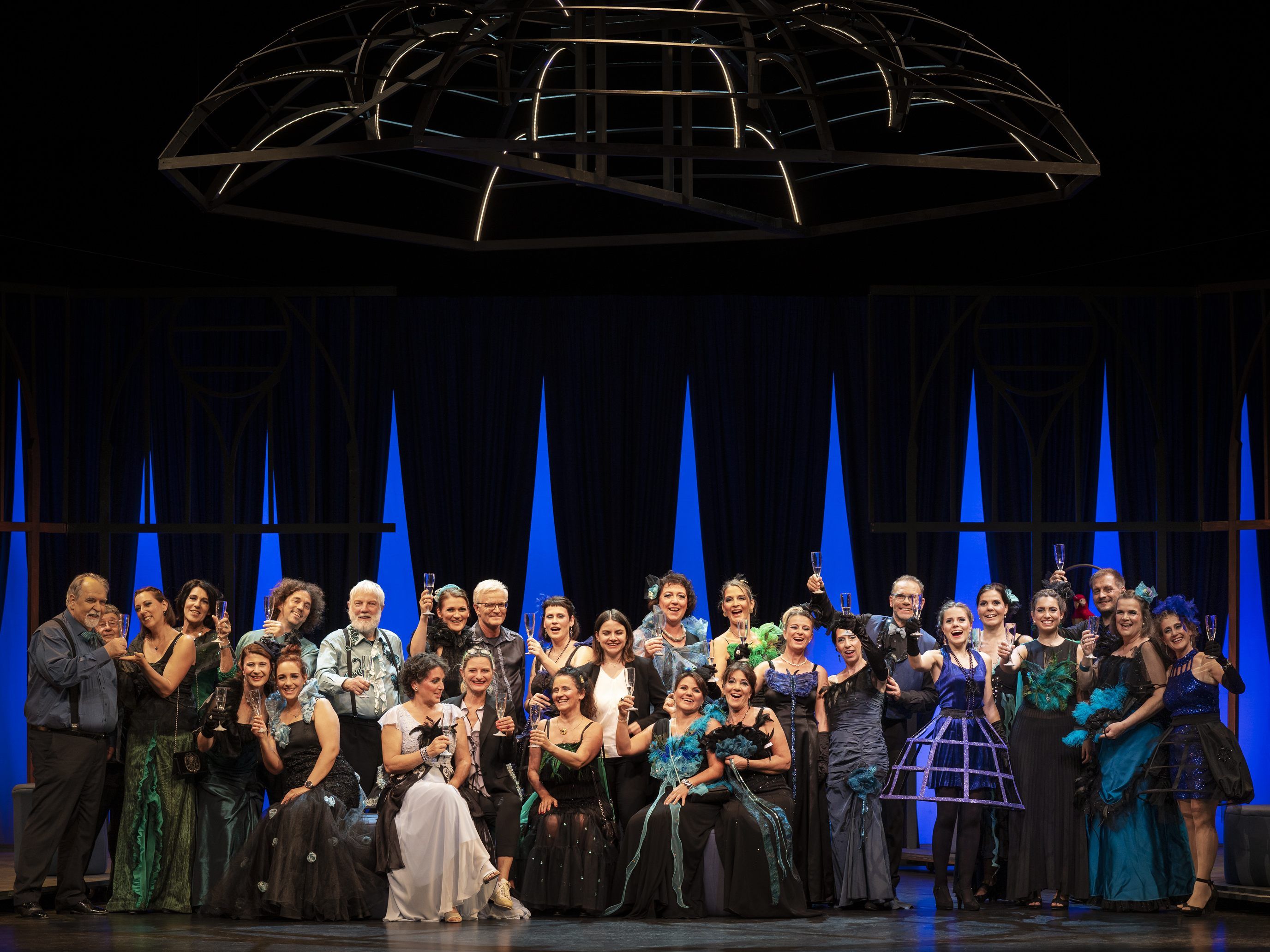 Erfolgreiche Premiere der "Fledermaus" zum 70-Jahr-Jubiläum des Musiktheater Vorarlberg. Erfolgreiche Premiere der "Fledermaus" zum 70-Jahr-Jubiläum des Musiktheater Vorarlberg.
