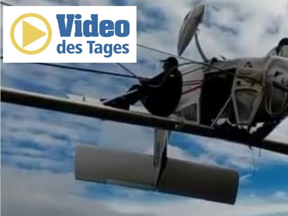 Hier hängt ein Ultraleichtflugzeug auf einem Skilift. Kopfüber.