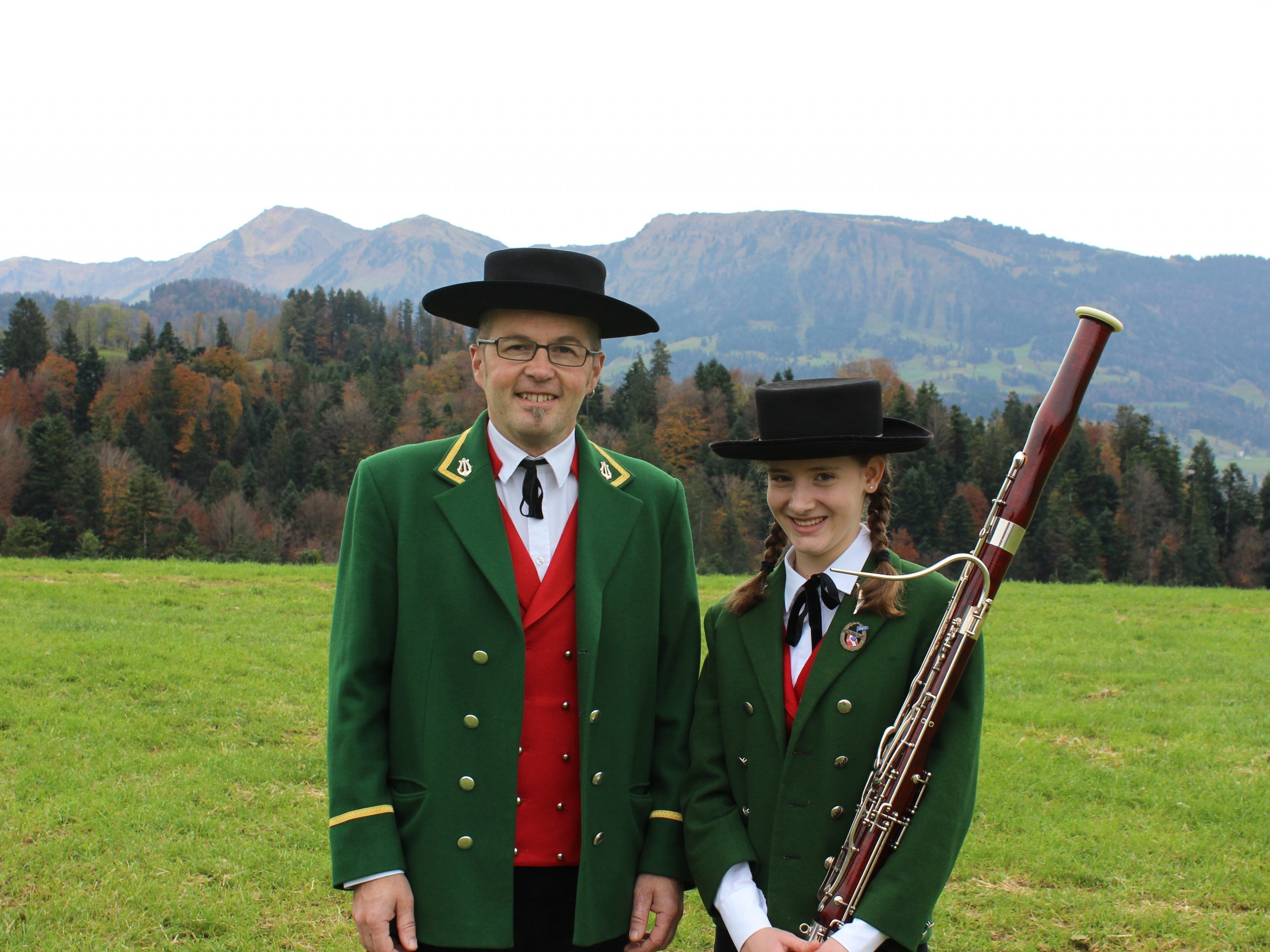 Fagottsolistin Katharina Mätzler und Kapellmeister Arthur Schwärzler, der sein erstes Konzert beim Musikverein Bergesecho Langenegg dirigiert. Fagottsolistin Katharina Mätzler und Kapellmeister Arthur Schwärzler, der sein erstes Konzert beim Musikverein Bergesecho Langenegg dirigiert.