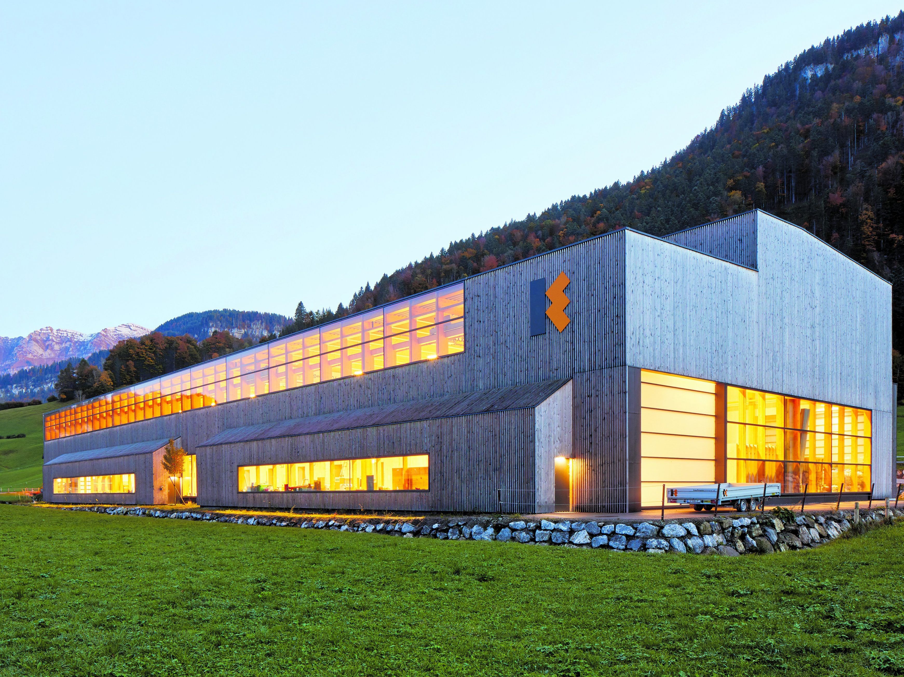 Solide Tradition und rasante Innovation: Montagehalle für Holzbaumodule in Reuthe.