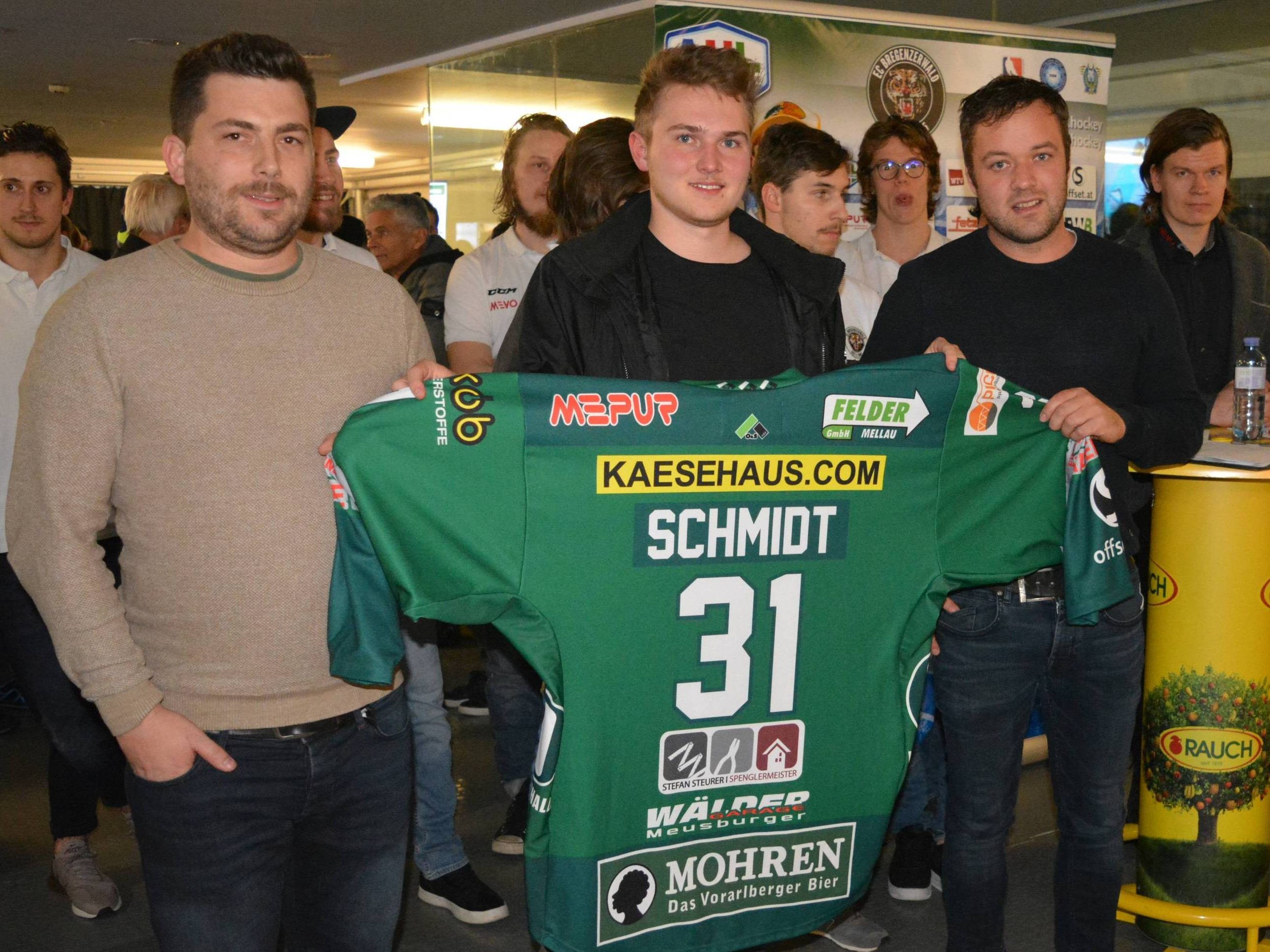 Laurin Zündel (li.) und Stefan Bischof (re.) ersteigerten eine Werbefläche auf dem neuen ECB-Trikot. Laurin Zündel (li.) und Stefan Bischof (re.) ersteigerten eine Werbefläche auf dem neuen ECB-Trikot.