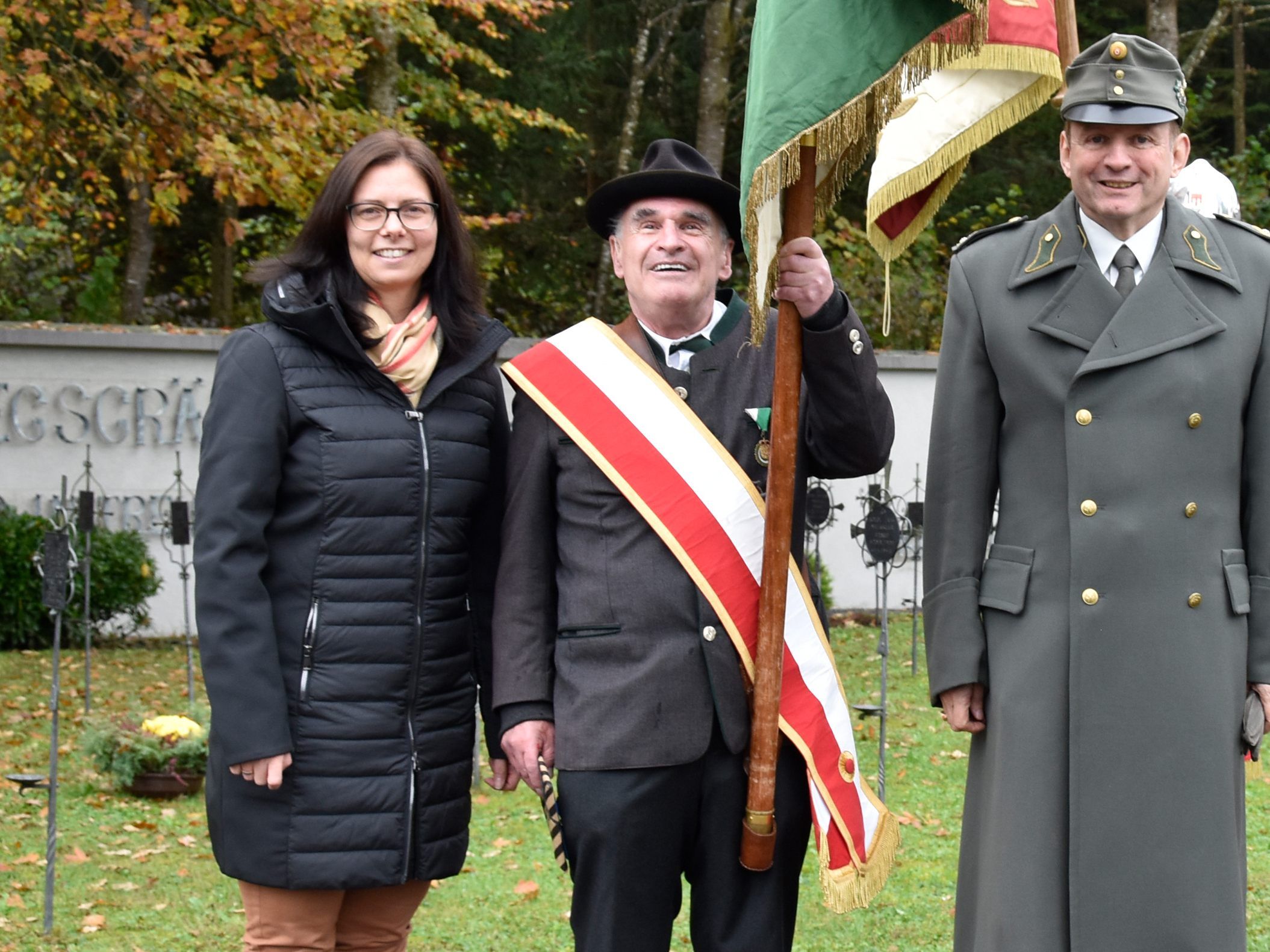 BU: (v.l.) Bürgermeisterin Katharina Wöß-Krall, Wolfgang Prugger und Oberst Erwin Fitz, Landesgeschäftsführer des Österreichischen Schwarzen Kreuzes, auf dem Soldatenfriedhof beim Landeskrankenhaus Rankweil