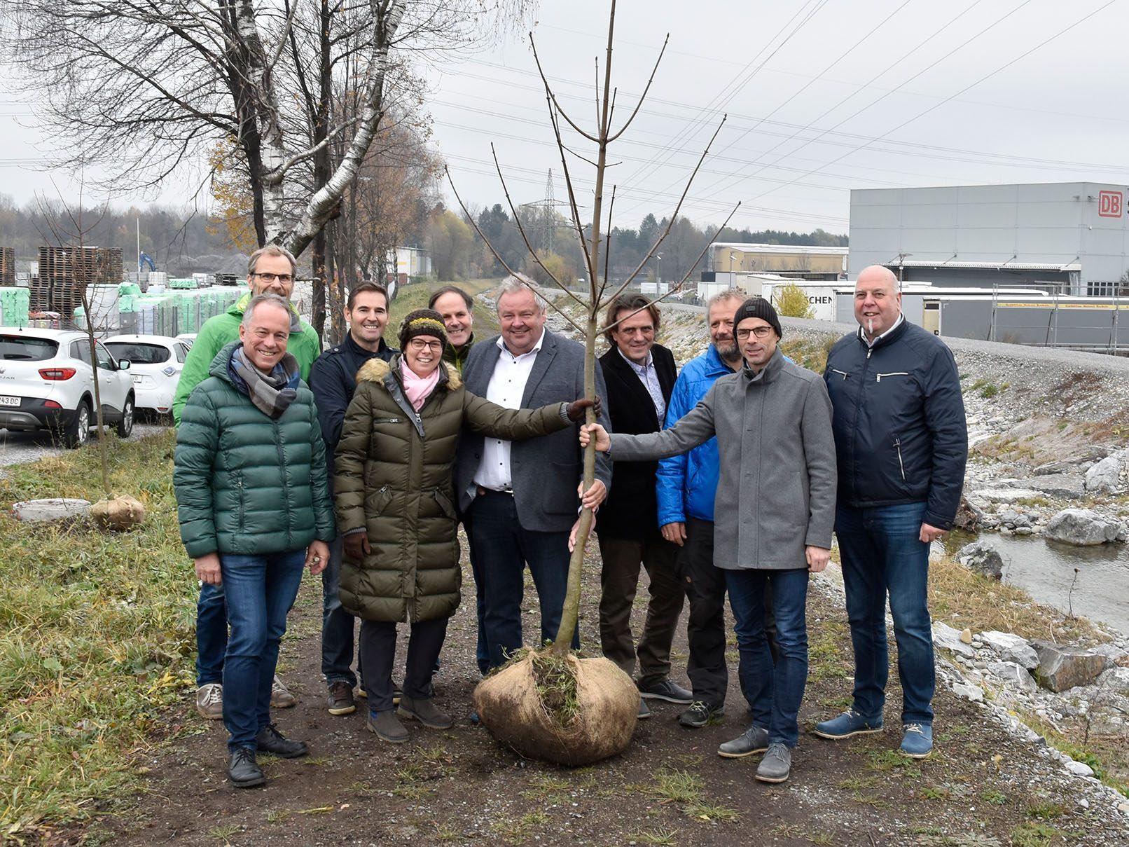BU: Bürgermeisterin und Bürgermeister des Wasserverbands Frutzkonkurrenz sowie Projektleiter pflanzten zum Abschluss der Arbeiten am Ratzbach heimische Bäume BU: Bürgermeisterin und Bürgermeister des Wasserverbands Frutzkonkurrenz sowie Projektleiter pflanzten zum Abschluss der Arbeiten am Ratzbach heimische Bäume