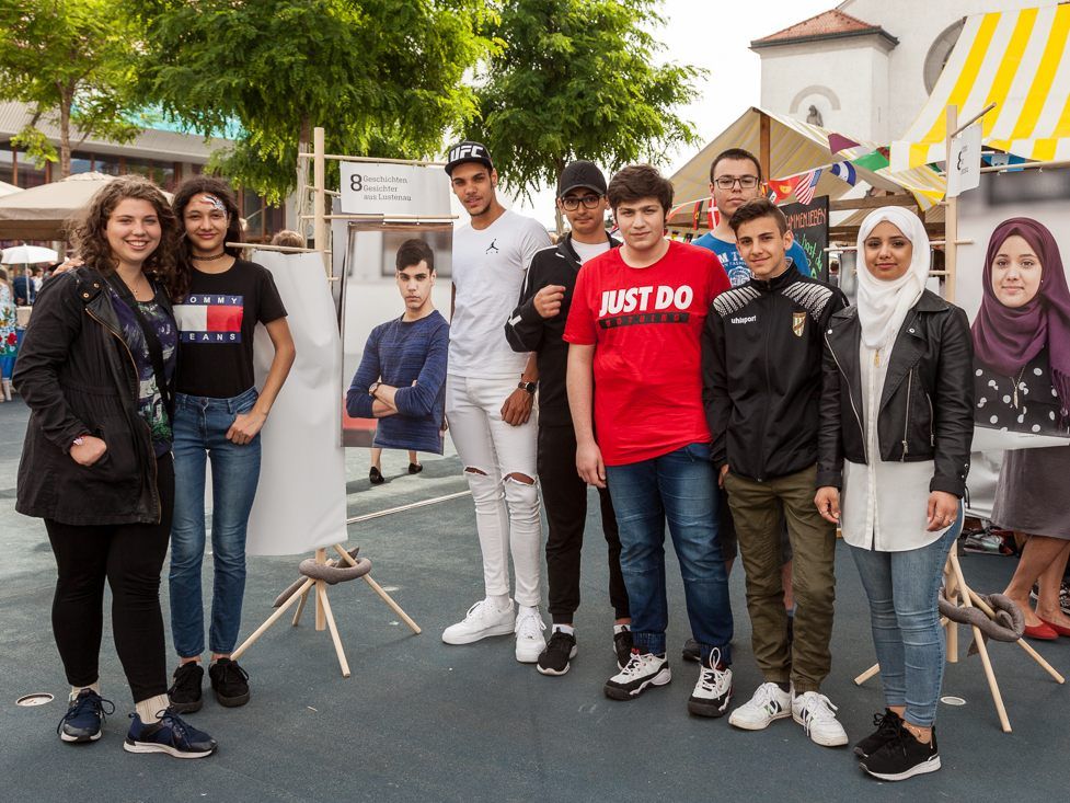Ema Mačingová, Lena Castrignano, Antonio Jovanović, Yusuf Çelik, Belal Kharma, Mikail Taş, Ammar Diab, Rita Diab bei der Präsentation ihrer „8 Geschichten, 8 Gesichter aus Lustenau“ Ema Mačingová, Lena Castrignano, Antonio Jovanović, Yusuf Çelik, Belal Kharma, Mikail Taş, Ammar Diab, Rita Diab bei der Präsentation ihrer „8 Geschichten, 8 Gesichter aus Lustenau“