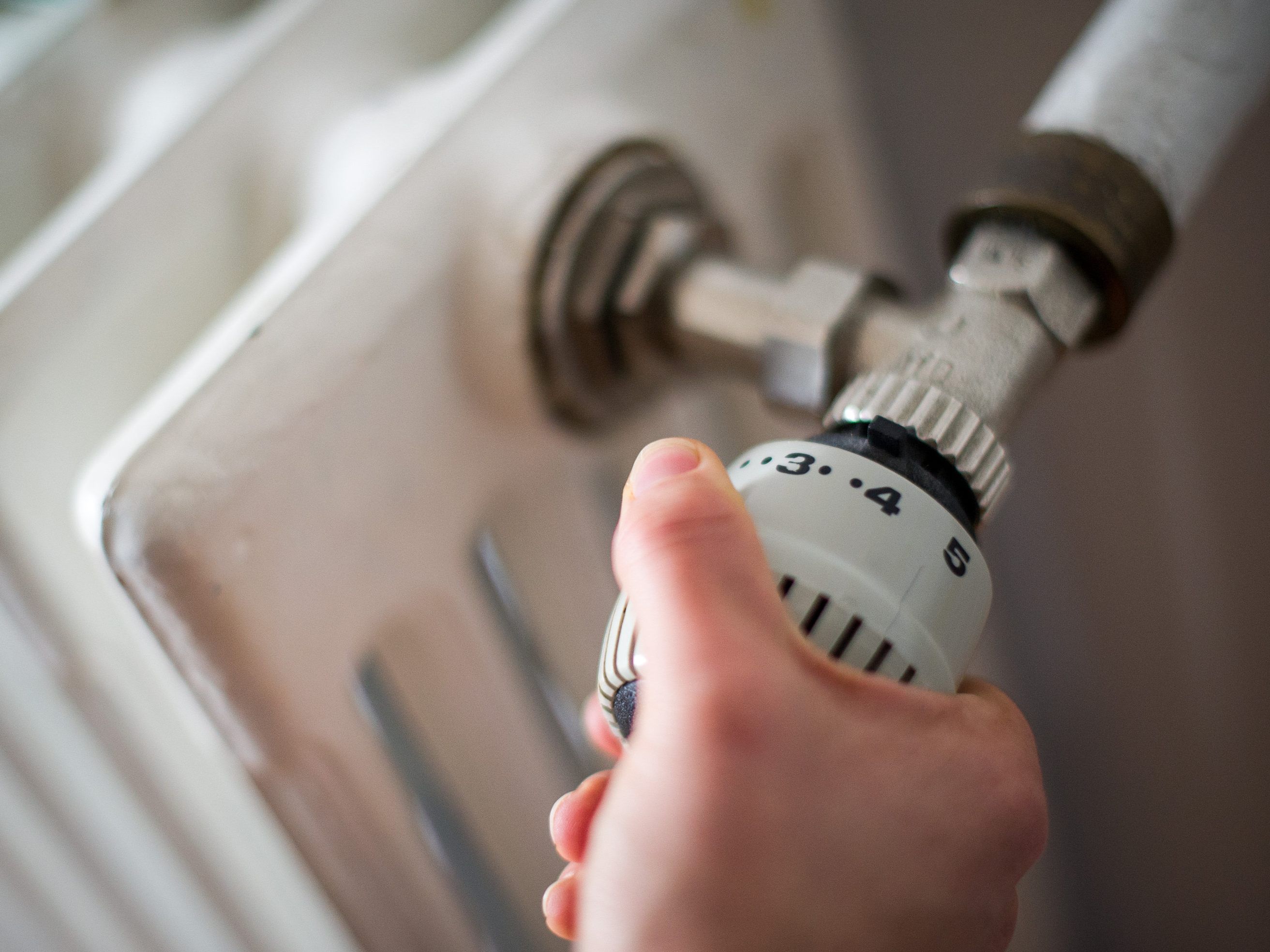 Um die Energiekosten zu drücken, greifen die Österreicher auf verschiedene Hilfsmittel zurück. Um die Energiekosten zu drücken, greifen die Österreicher auf verschiedene Hilfsmittel zurück.