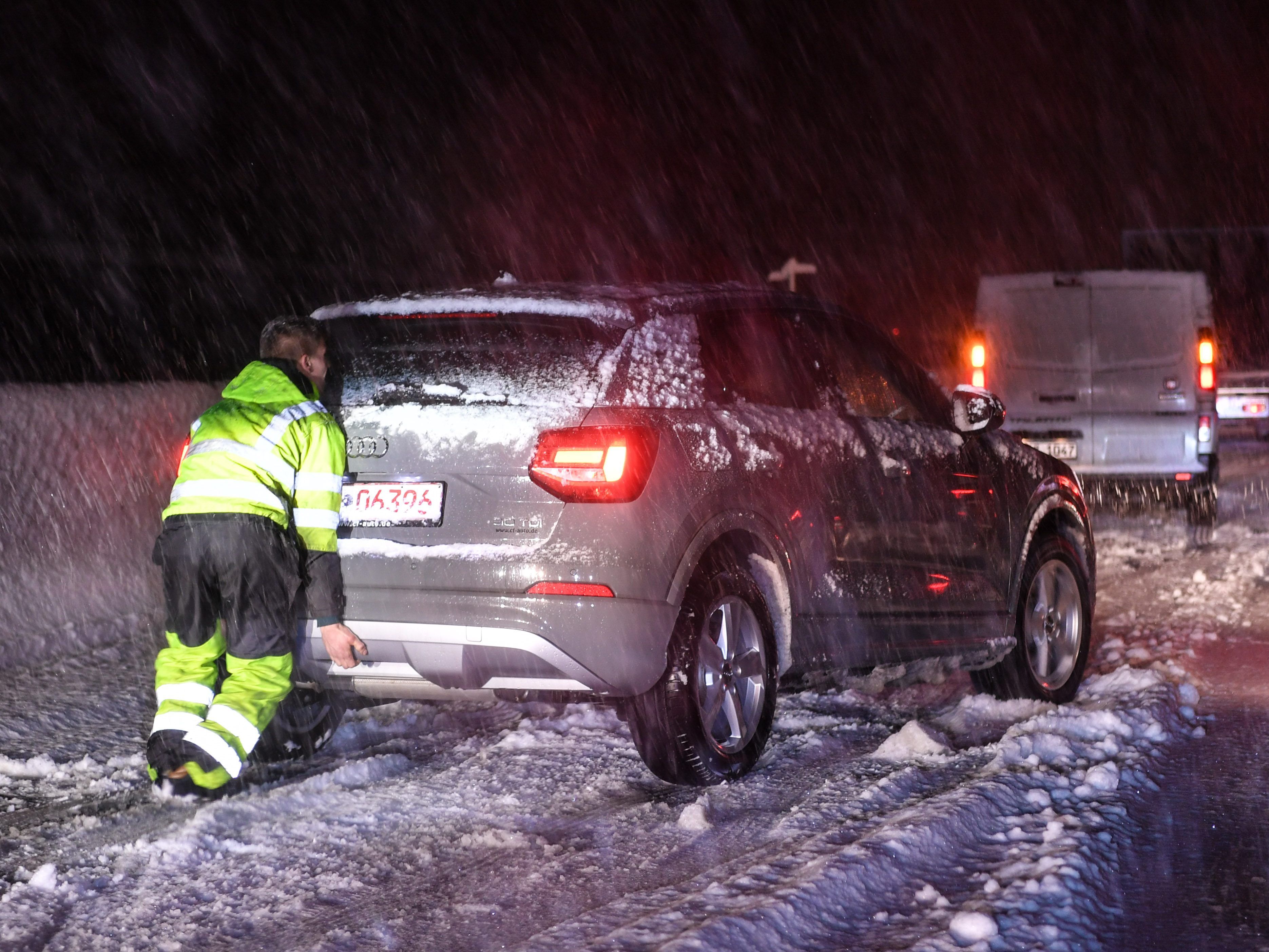 Auf der Brennerautobahn mussten hängengebliebene Autos befreit werden.