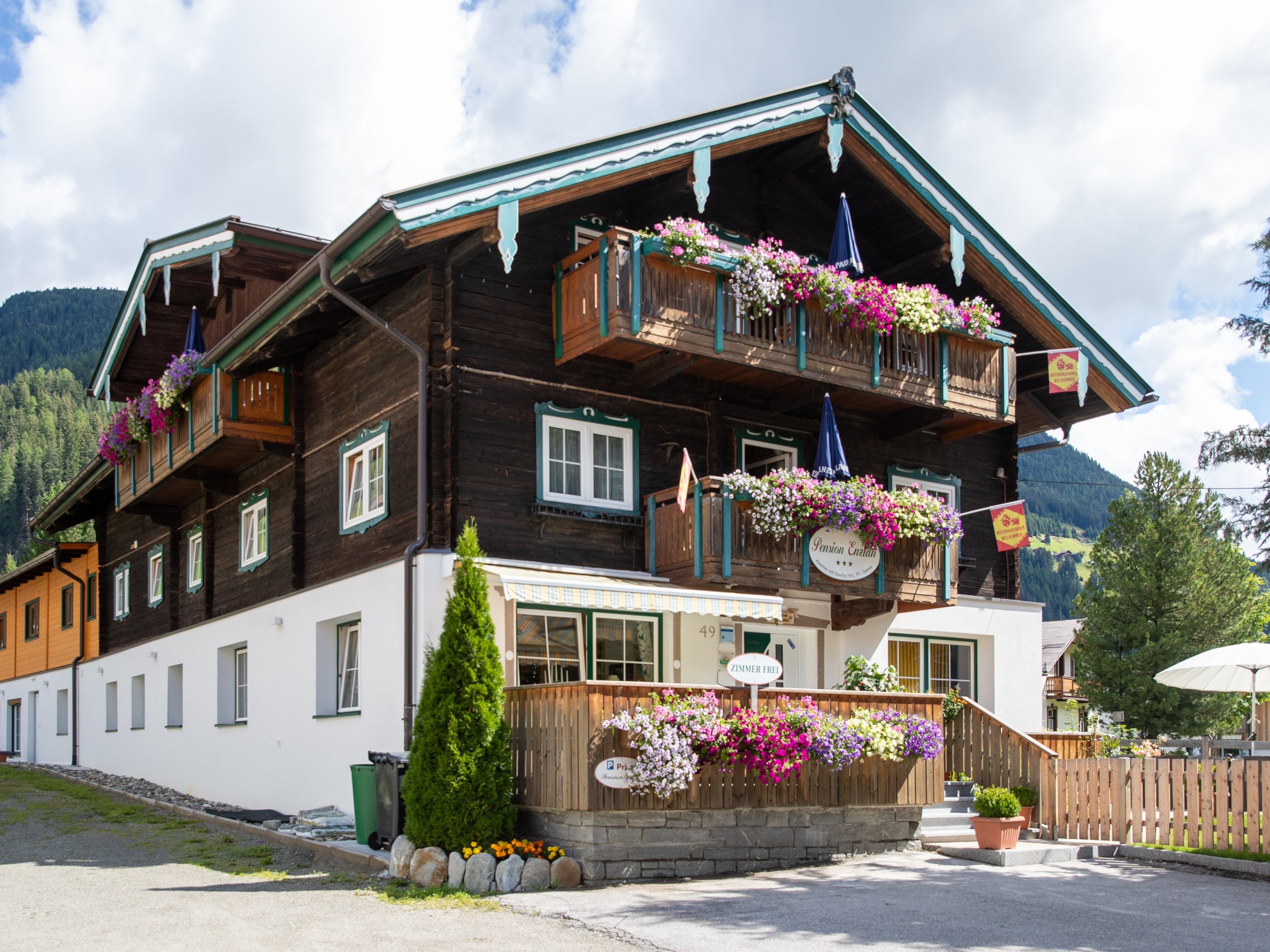 Ermittler stießen auf Tresore im "Bildungsinstitut St. Jakob in Osttirol" Ermittler stießen auf Tresore im "Bildungsinstitut St. Jakob in Osttirol"