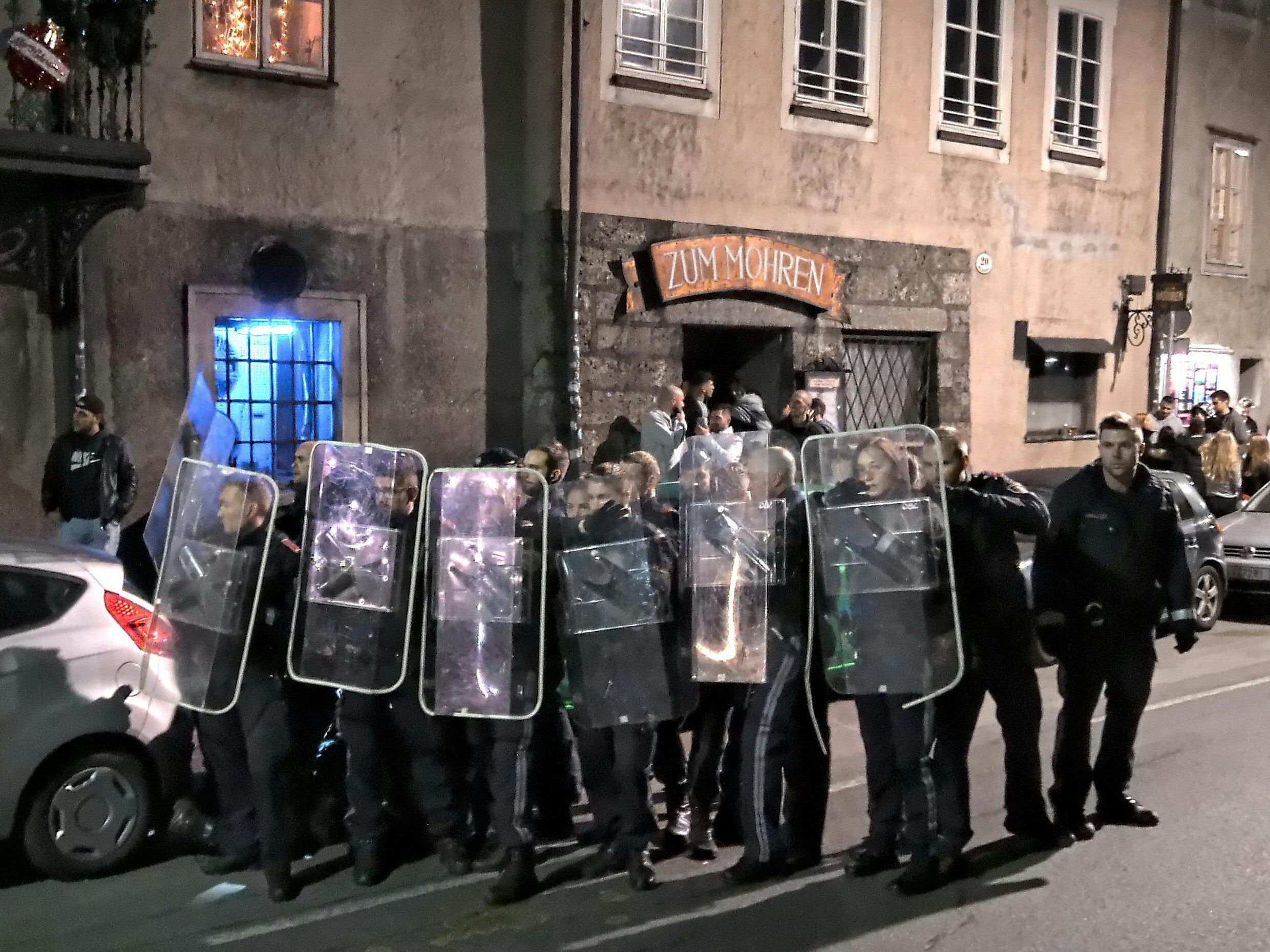 Massiver Polizeieinsatz am Salzburger Rudolfskai. Massiver Polizeieinsatz am Salzburger Rudolfskai.