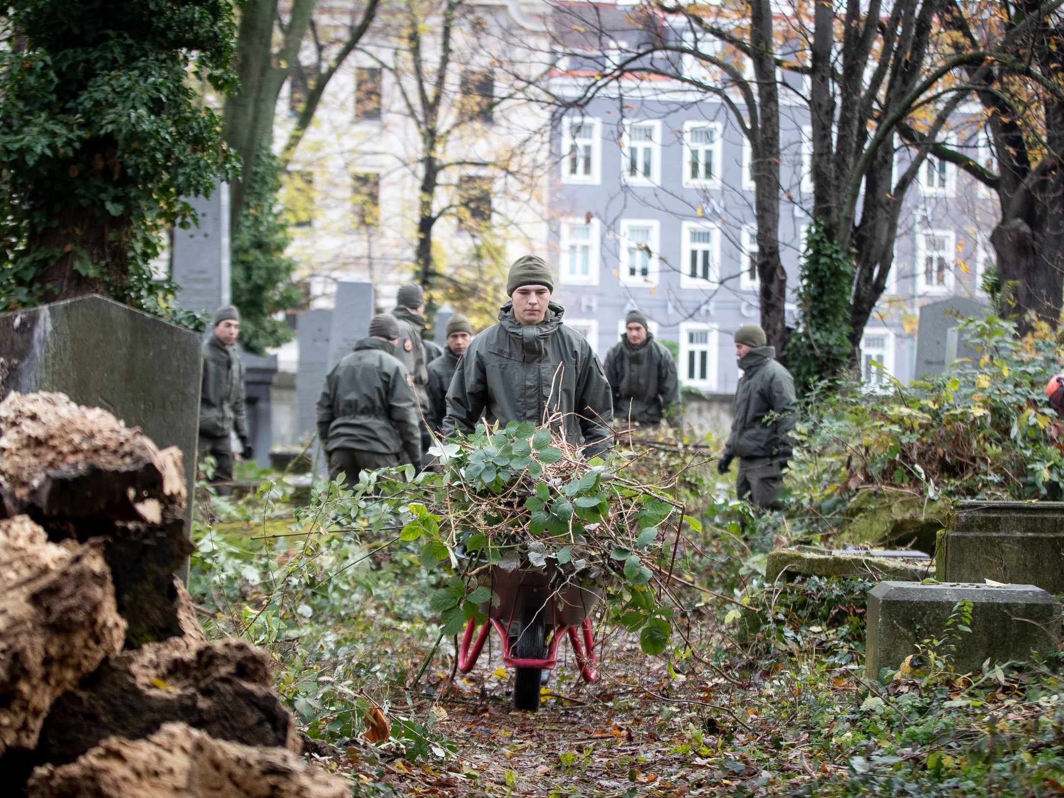 Die Soldaten befreiten die Gräber am Jüdischen Friedhof von Gestrüpp.