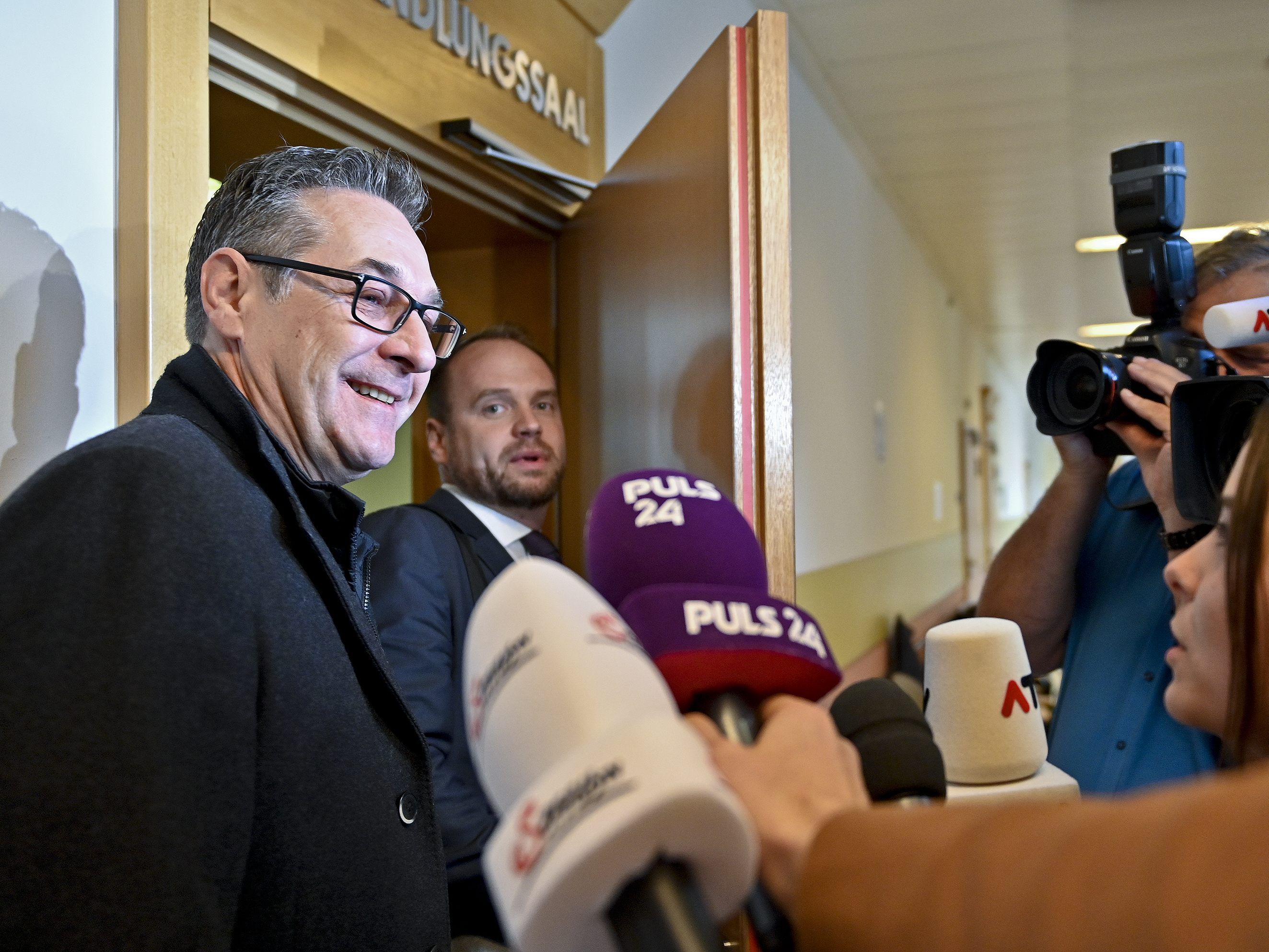 Der Prozess um die angebliche Strache-Beschimpfung im Ibiza-Video wurde vertagt. Der Prozess um die angebliche Strache-Beschimpfung im Ibiza-Video wurde vertagt.