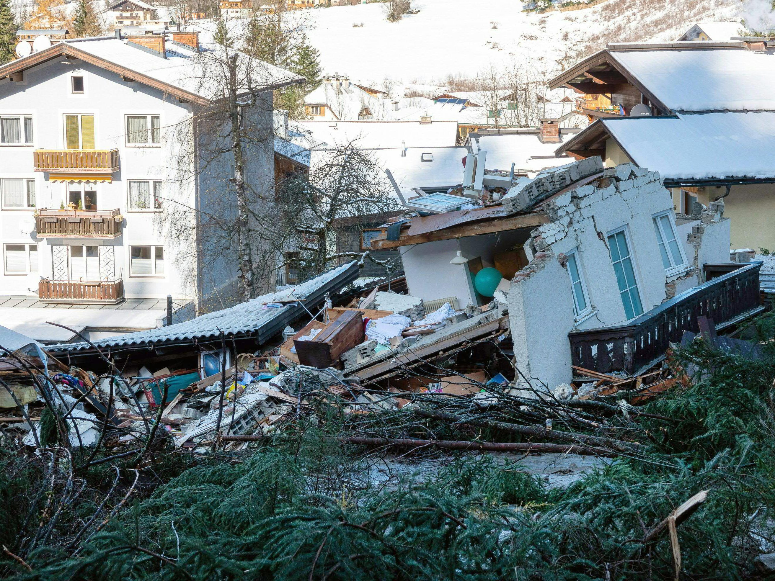 MURE IN BAD GASTEIN AUF ZWEI WOHNHÄUSER NIEDERGEGANGEN MURE IN BAD GASTEIN AUF ZWEI WOHNHÄUSER NIEDERGEGANGEN