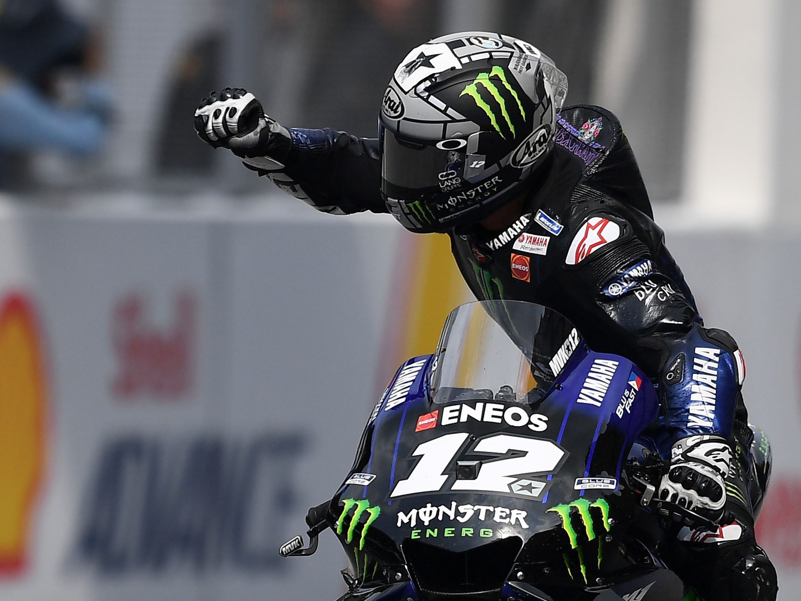 Vinales feiert seinen Sieg.