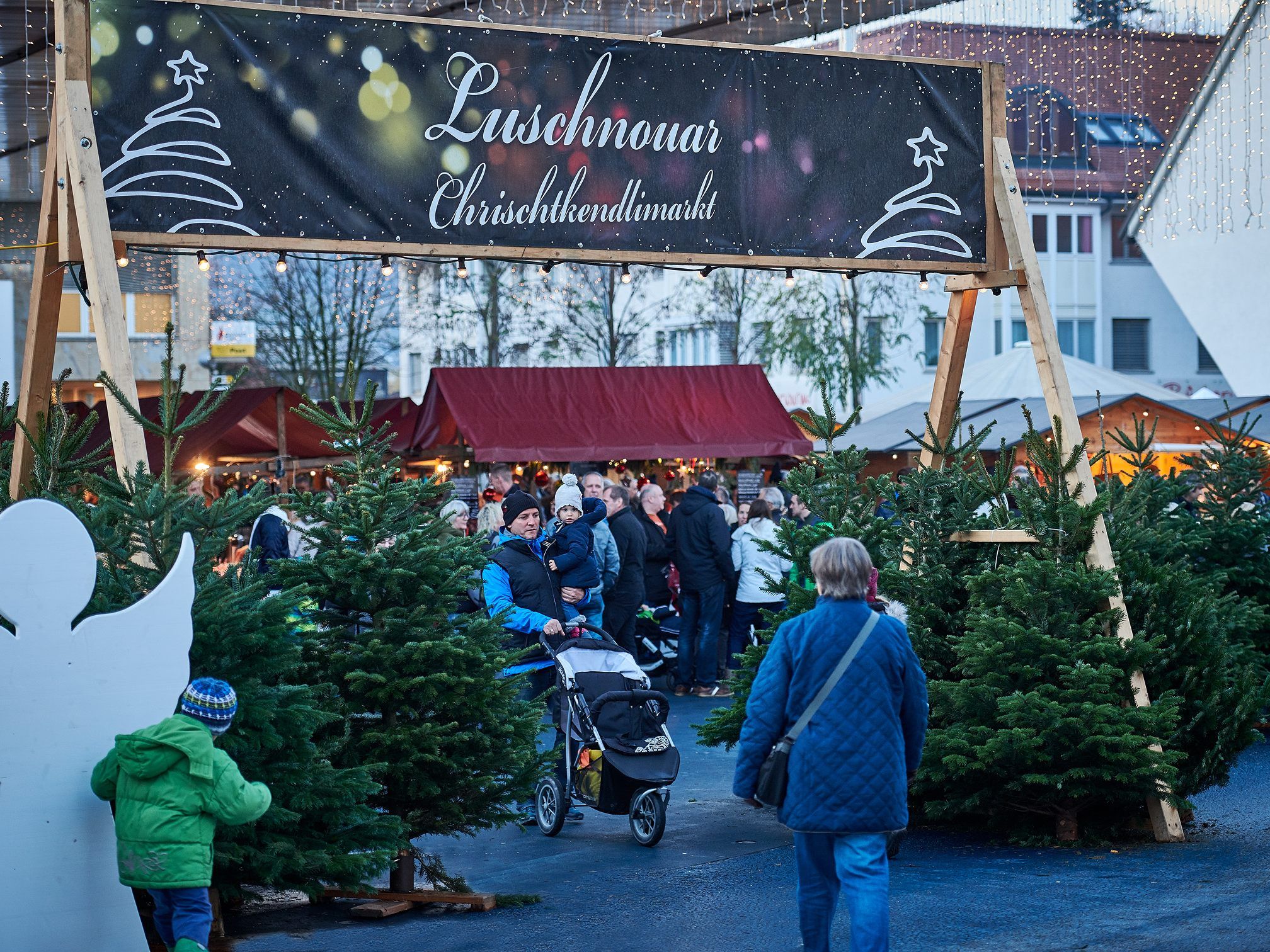 Ideal für Schnäppchenjäger: Die Christbäume auf dem Chrischtkendlimarkt können am Sonntag ab 18 Uhr um 10 Euro gekauft werden.