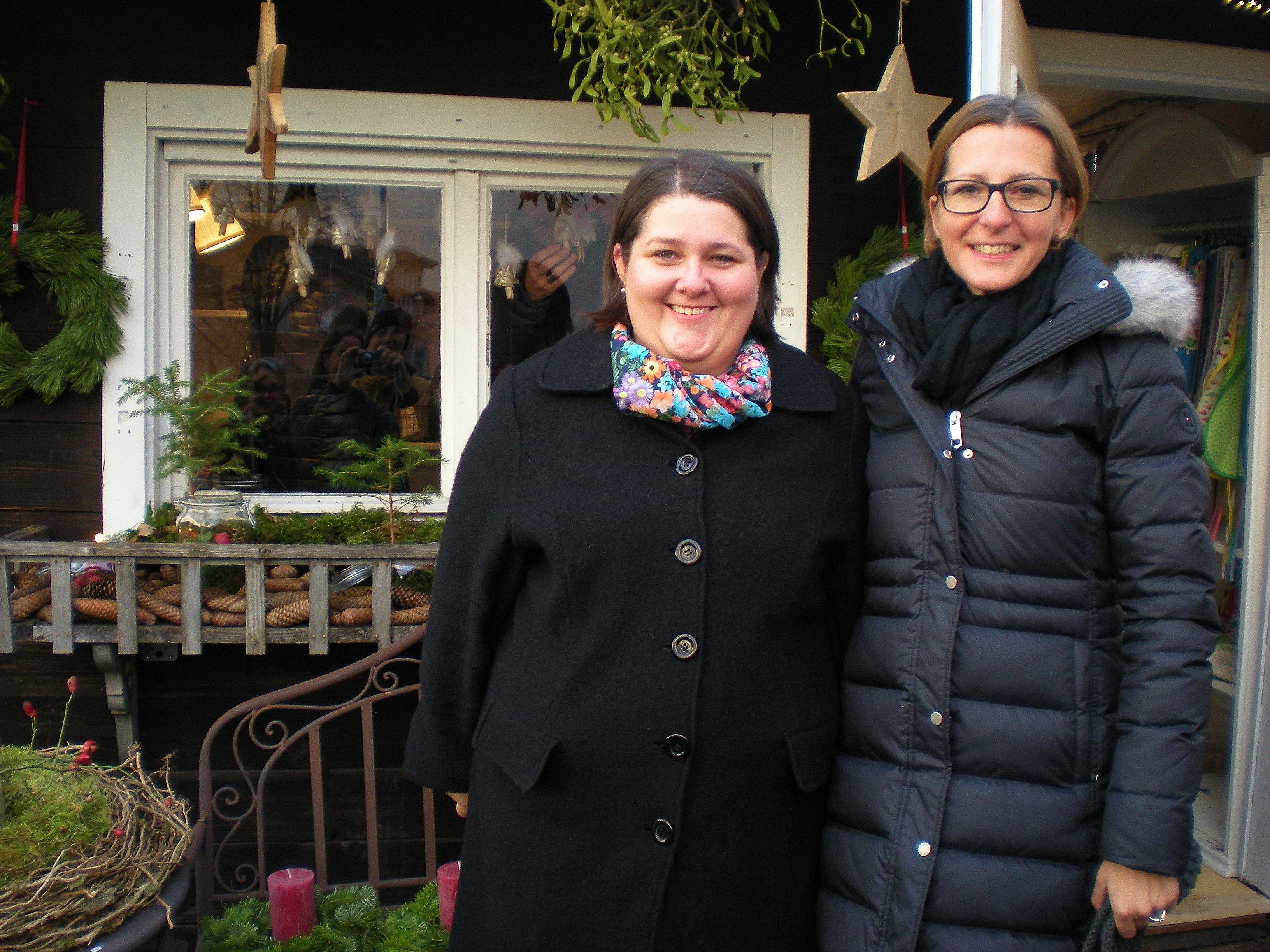 Michaela Mayer-Mandl und Claudia Schneider-Rella freuten sich über zahlreiche Besucher bei ihrem kleinen und feinen Adventsmärktle.