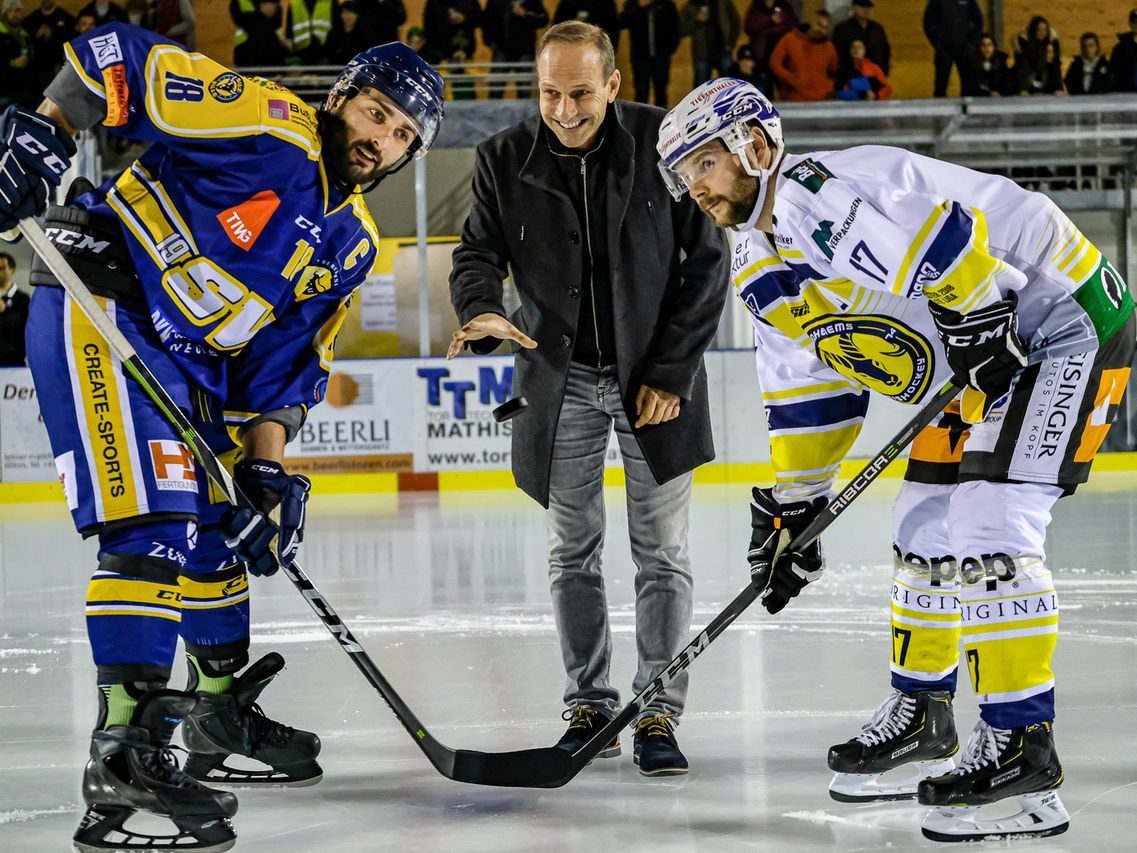 Bürgermeister Dieter Egger warf den Puck zum Saisonstart ein Bürgermeister Dieter Egger warf den Puck zum Saisonstart ein
