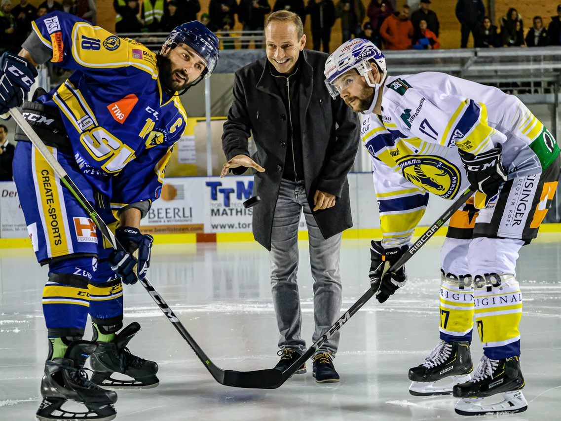 Bürgermeister Dieter Egger warf den Puck zum Saisonstart ein