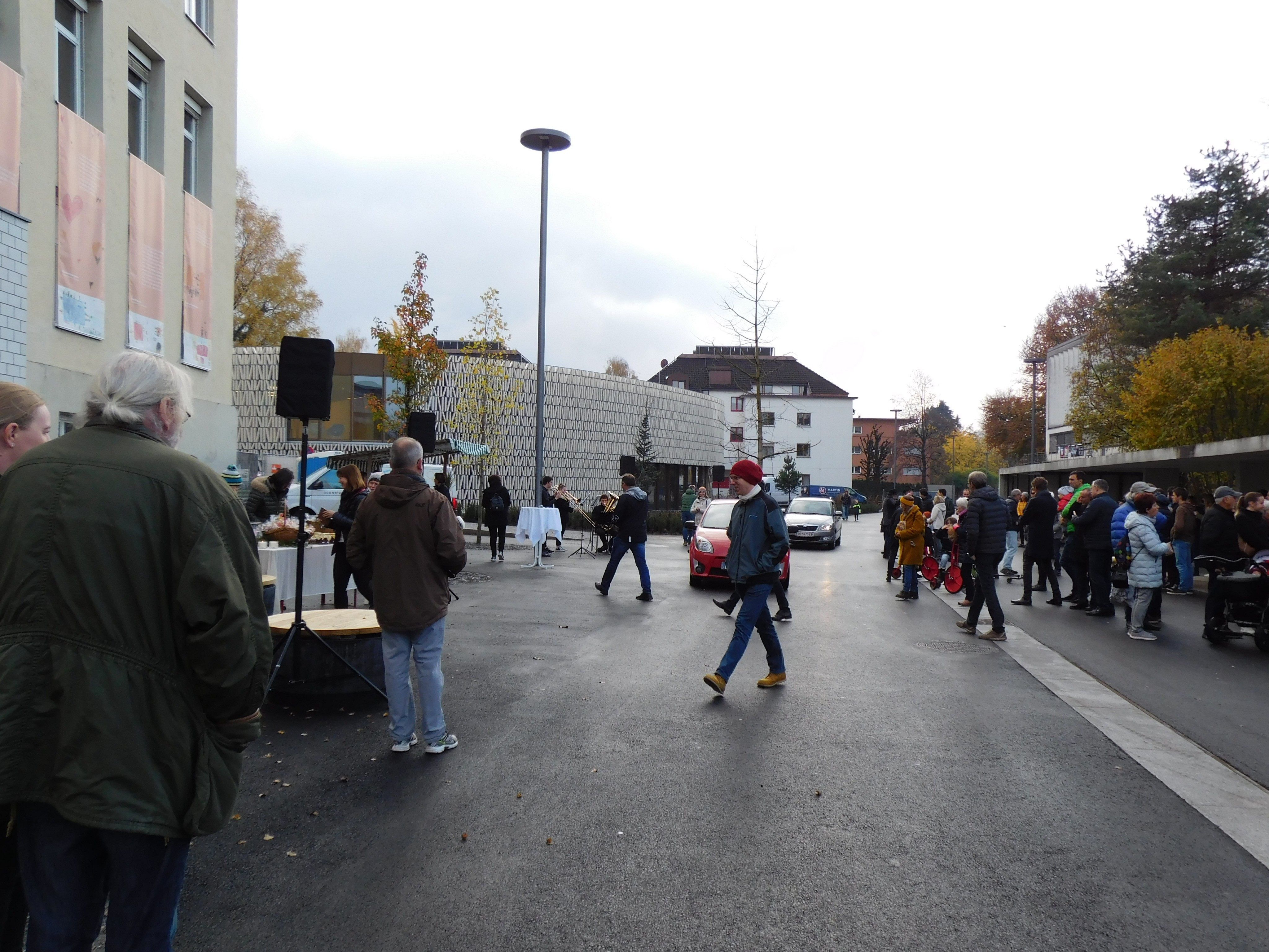 Die neue Begegnungszone wurde gleich in Beschlag genommen