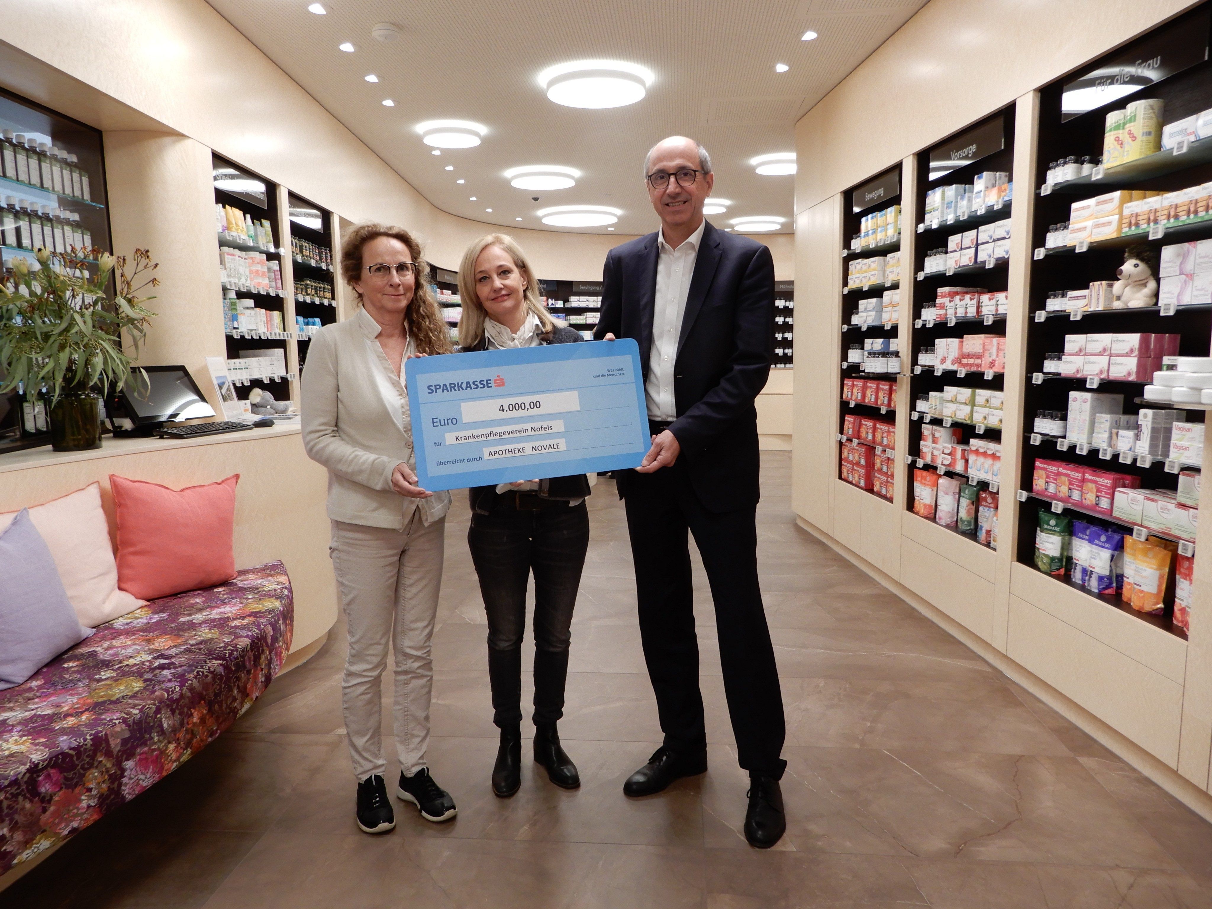 Anlässlich der Apotheken-Eröffnung im Novale durfte sich KPV-Obammn Werner Gopp über eine überaus großzügige Spende von Mag. Doris Seidel und Mag. Angelika Zelzer freuen. Anlässlich der Apotheken-Eröffnung im Novale durfte sich KPV-Obammn Werner Gopp über eine überaus großzügige Spende von Mag. Doris Seidel und Mag. Angelika Zelzer freuen.