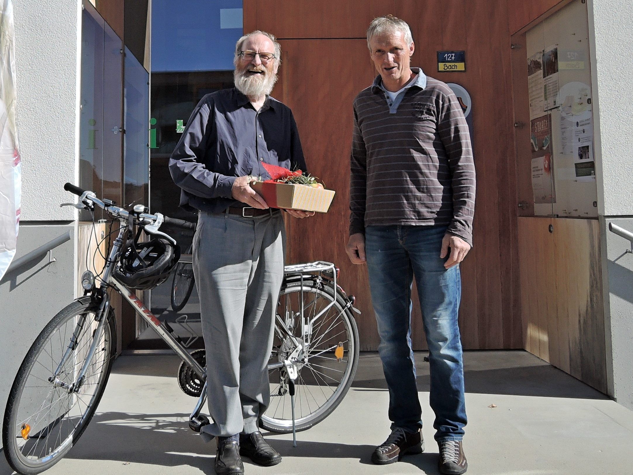 Anton Vigl, Leiter des Energieteams Langenegg, gratulierte Pfarrer Josef Walter zu seiner sportlichen Leistung.