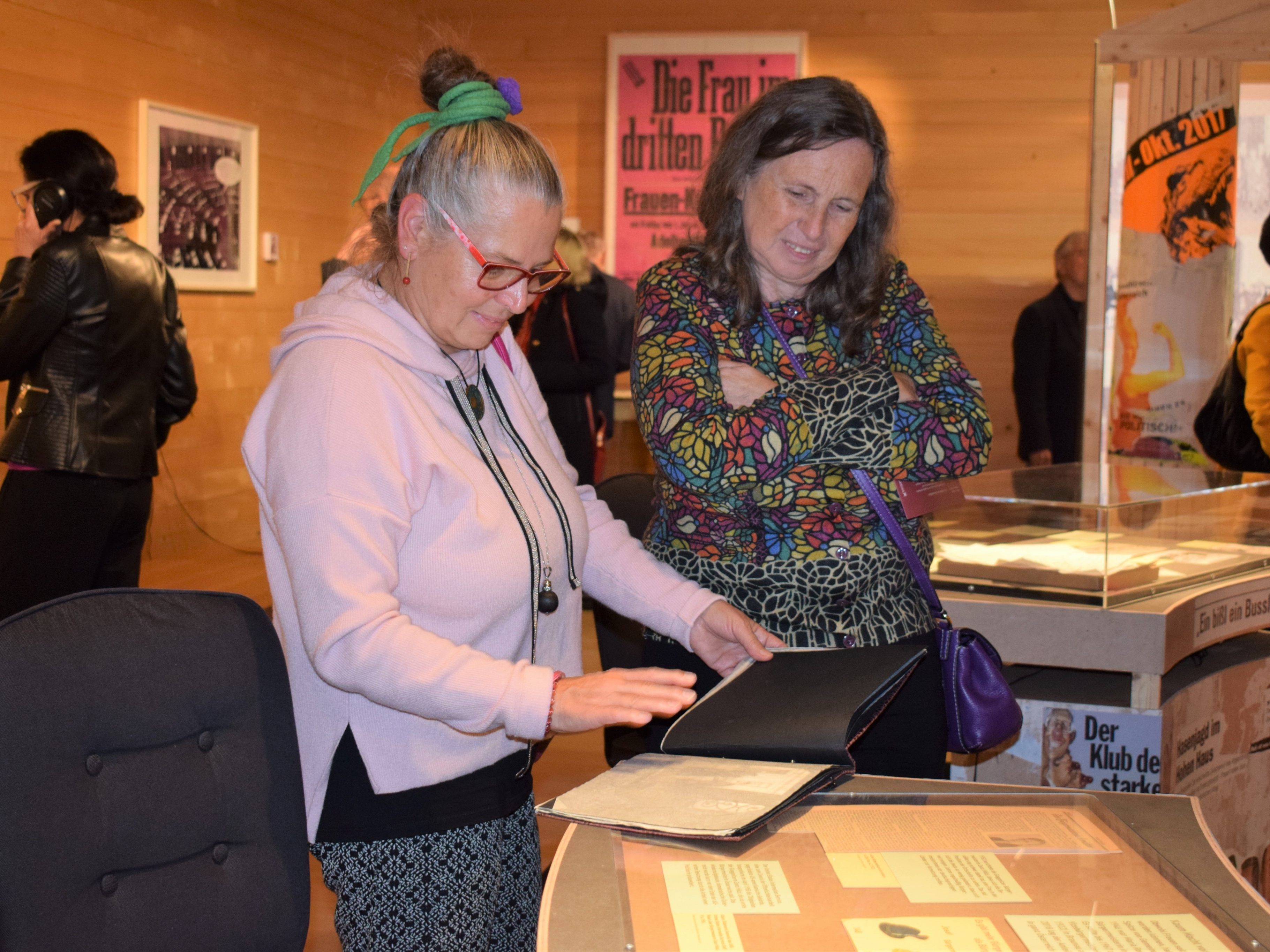 Auf großes Besucherinteresse stieß die Eröffnung der neuen Ausstellung im Frauenmuseum.