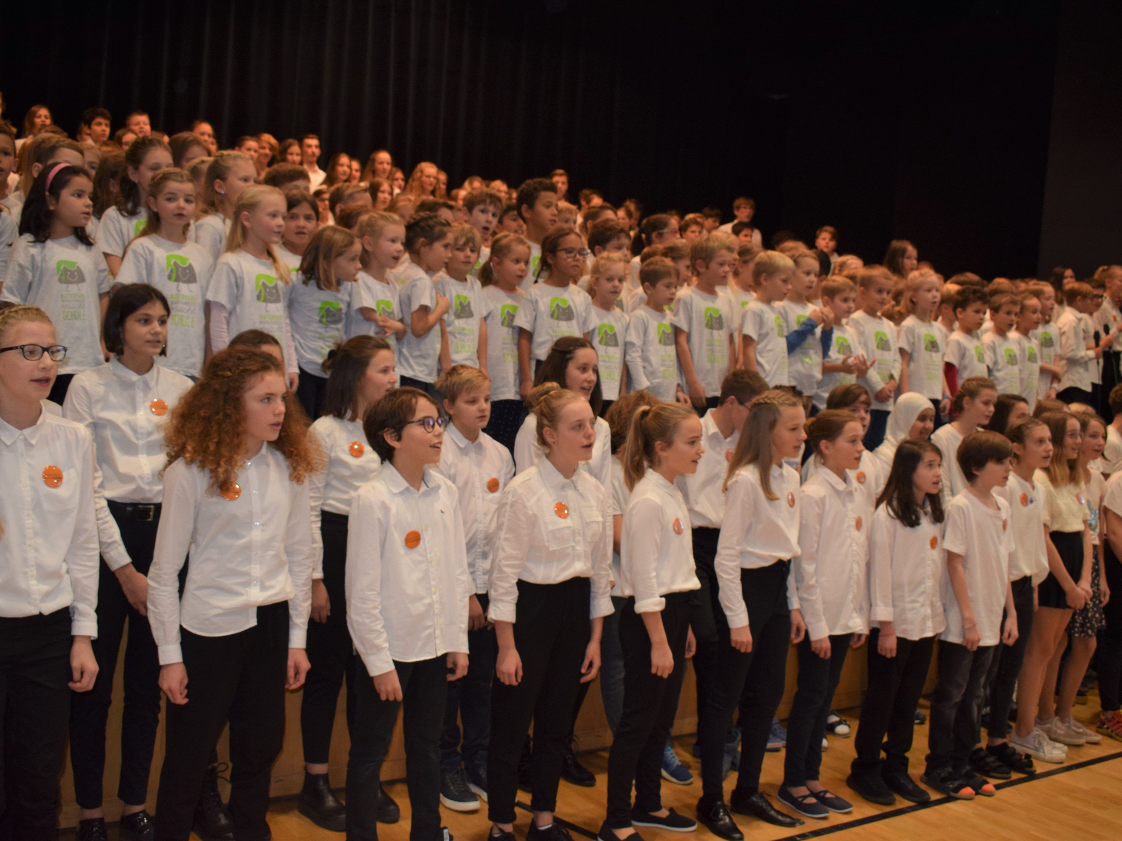 Ein Chor mit 200 Schülerinnen und Schüler bedankten sich musikalisch für die neue Schule. Ein Chor mit 200 Schülerinnen und Schüler bedankten sich musikalisch für die neue Schule.