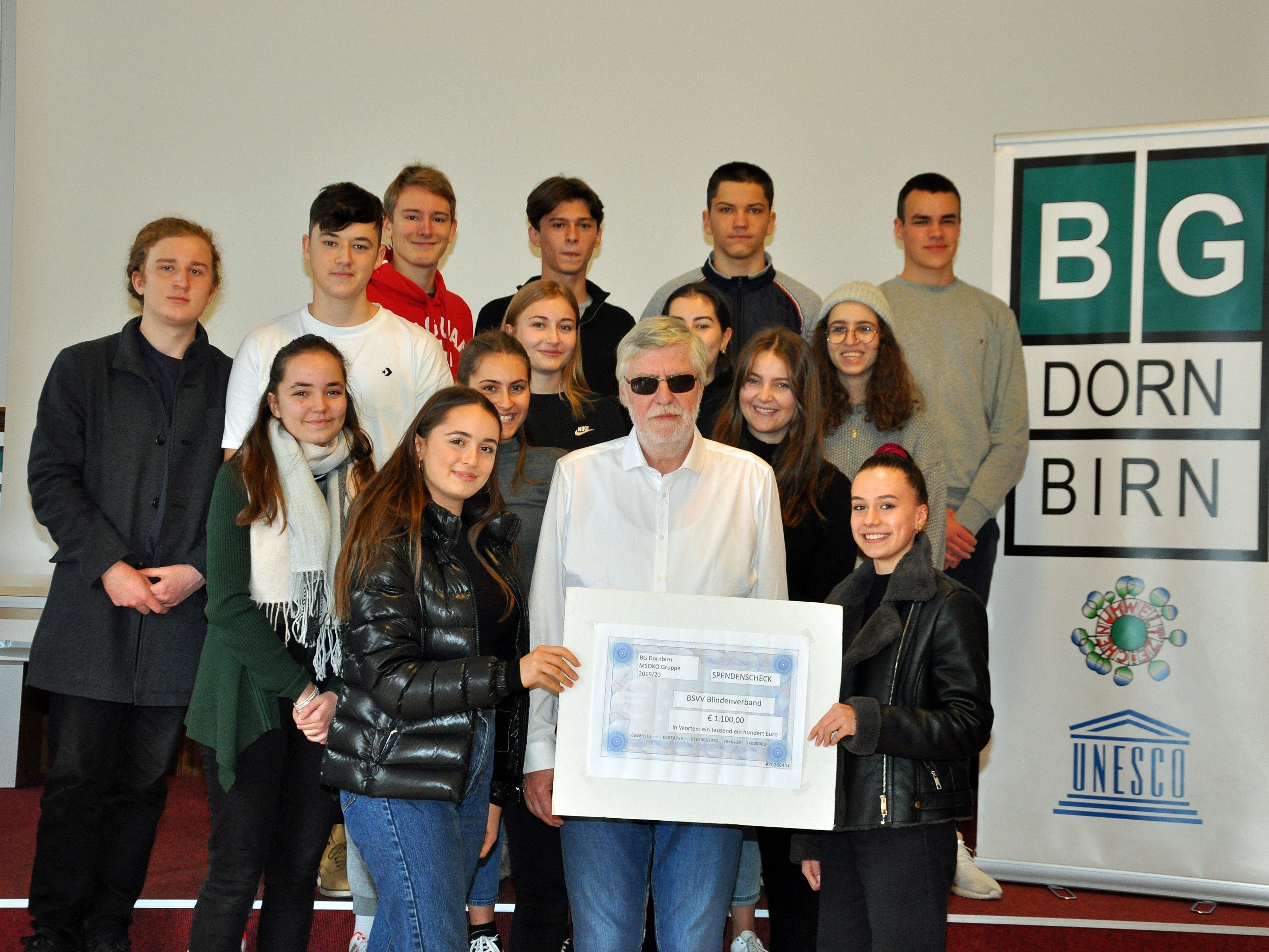 Die Schüler des BG Dornbirn mit dem Obmann des Blinden- und Sehbehindertenverbands Dieter Wolter. Die Schüler des BG Dornbirn mit dem Obmann des Blinden- und Sehbehindertenverbands Dieter Wolter.