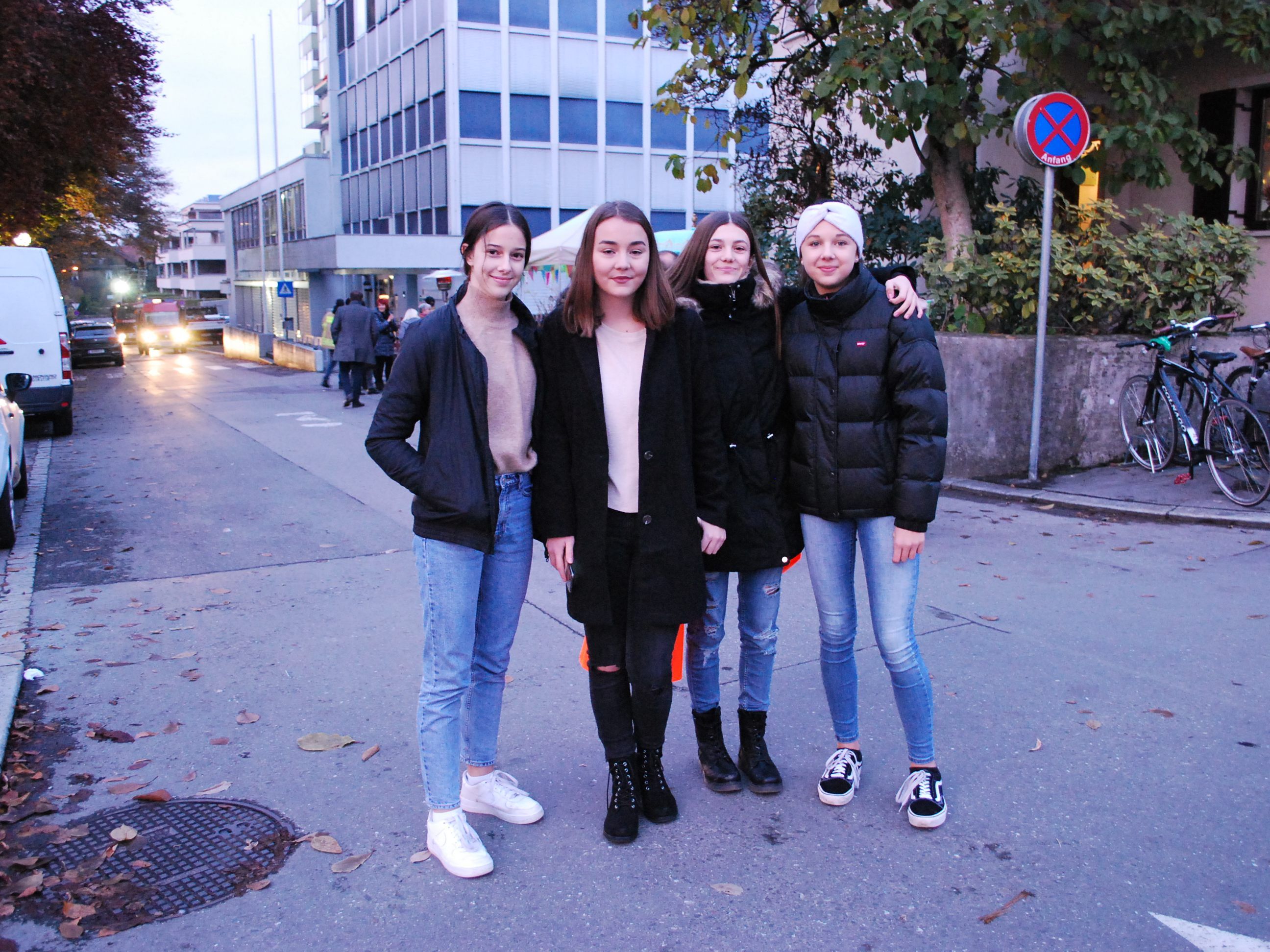 Die Mädchen freuten sich auf das bevorstehende Fest. Die Mädchen freuten sich auf das bevorstehende Fest.