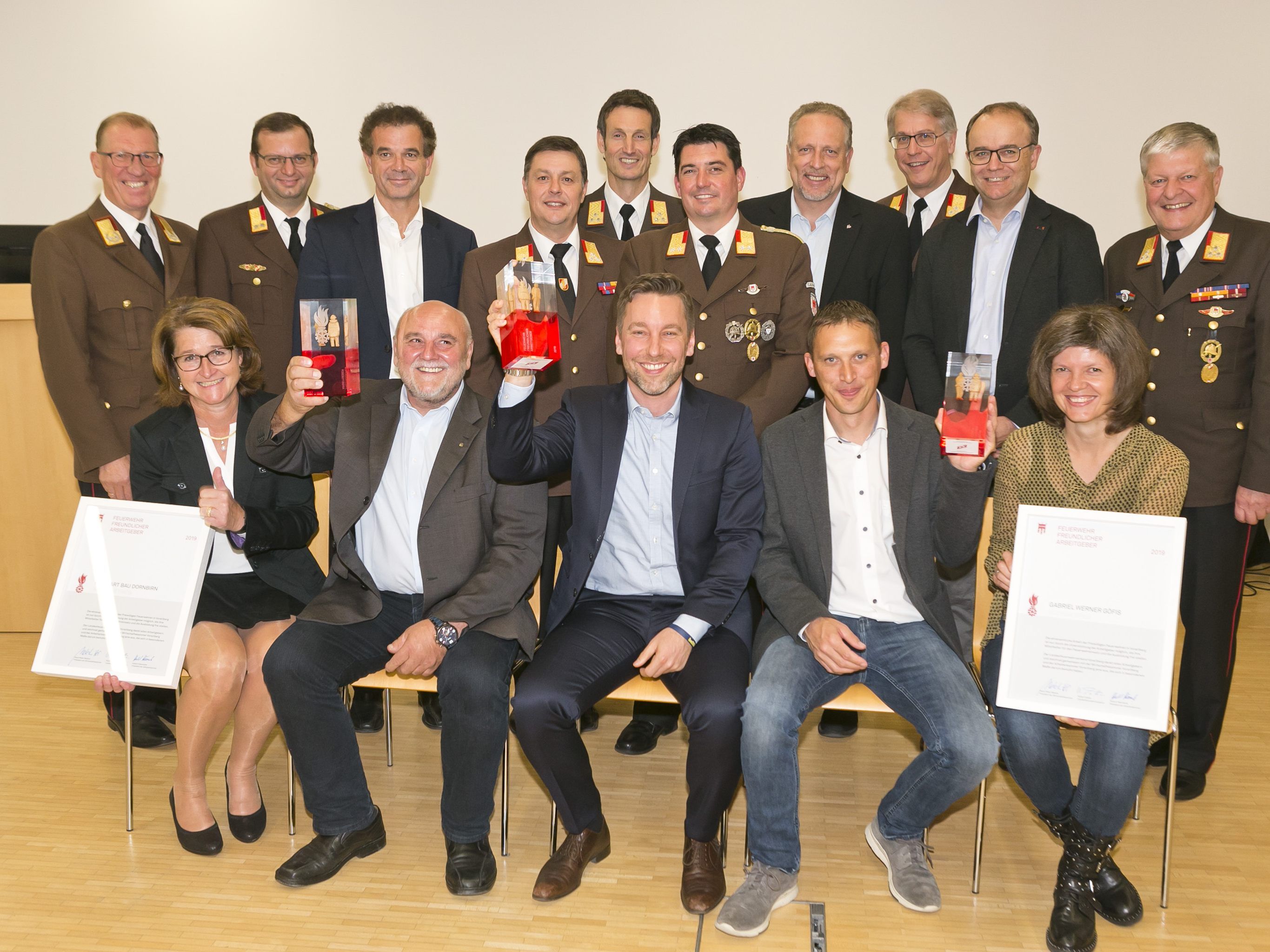 Die Preisträger mit den Funktionären des Landesfeuerwehrverbandes. 1. Reihe v.li.: Frau Reichart, Michael Reichart, Dr. Falko Burghardt, Werner und Sabine Gabriel. Die Preisträger mit den Funktionären des Landesfeuerwehrverbandes. 1. Reihe v.li.: Frau Reichart, Michael Reichart, Dr. Falko Burghardt, Werner und Sabine Gabriel.