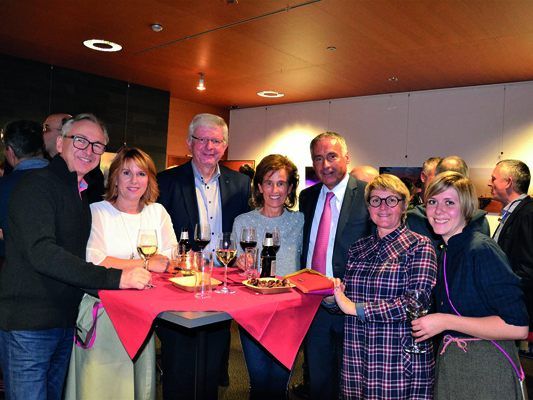 vlnr. Wolfgang Plank mit Inge, Pater Adrian, Vorstand Markus Walch mit Caroline, Gitti Birk mit Stephanie (Hotel Stäfeli) vlnr. Wolfgang Plank mit Inge, Pater Adrian, Vorstand Markus Walch mit Caroline, Gitti Birk mit Stephanie (Hotel Stäfeli)
