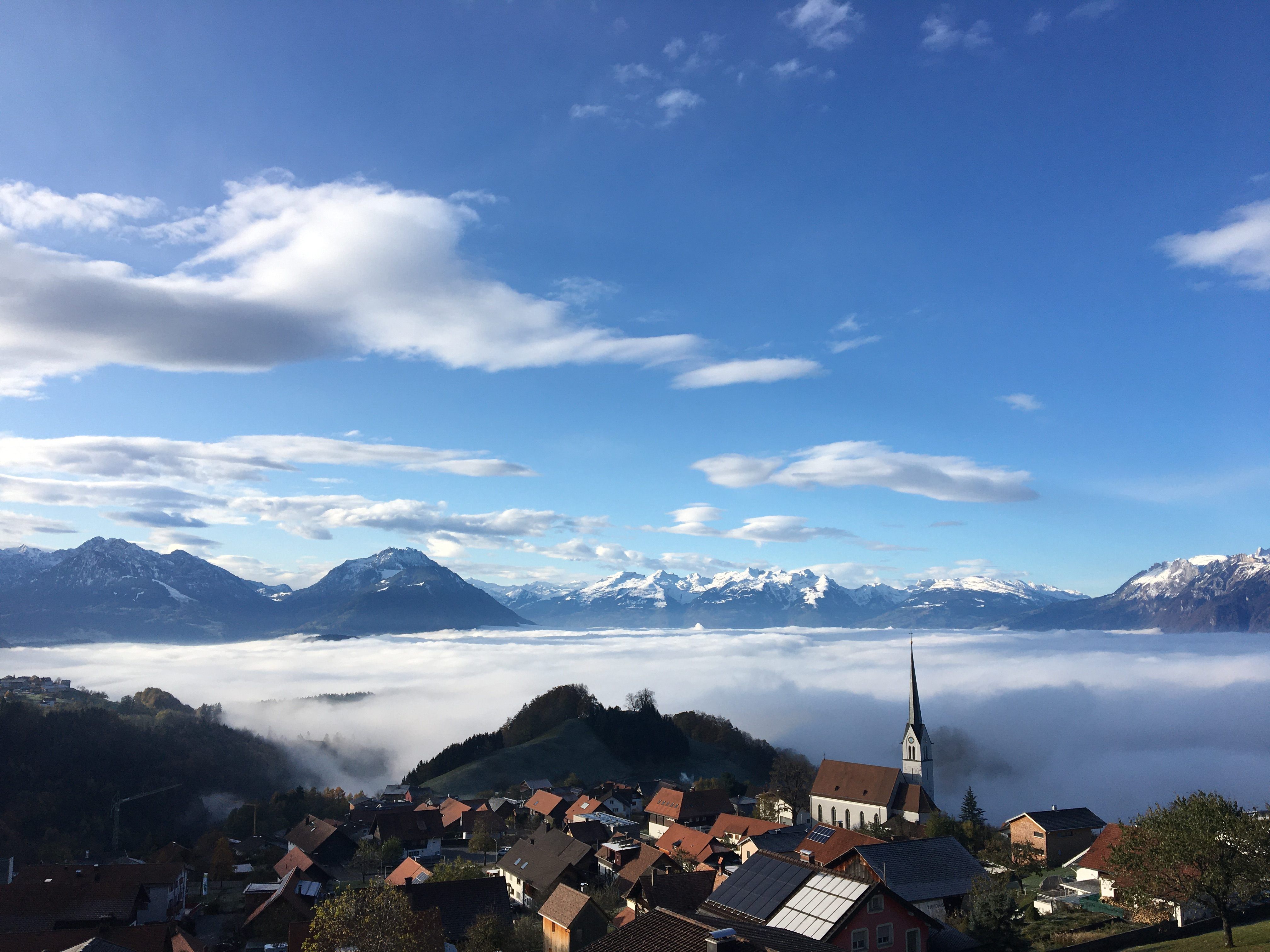 Derzeitiges Bild von Fraxern: Darüber weiße Berge, darunter weißer Nebel.