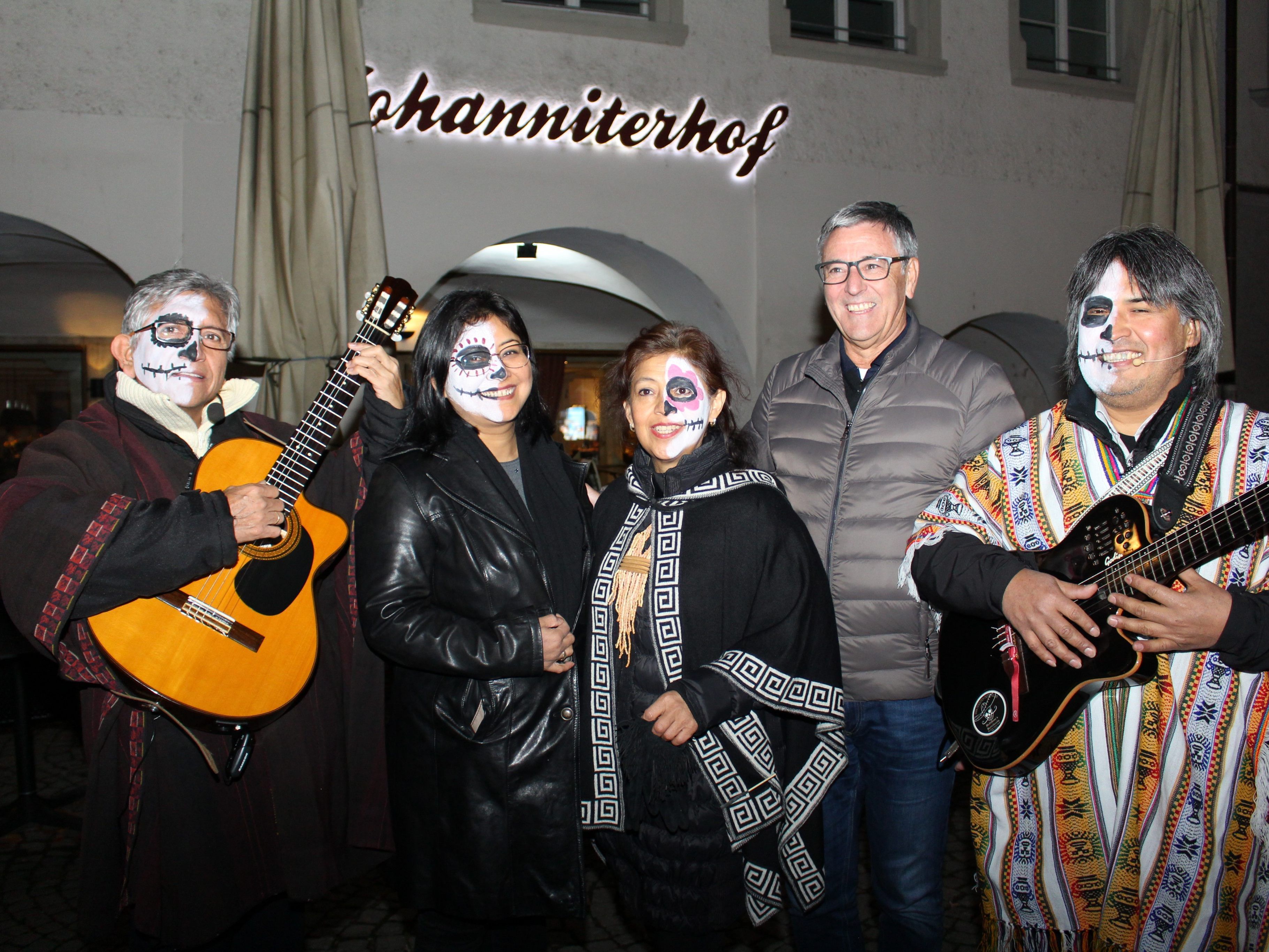 Carlos, Victor und Hector von "Yoliztli" mit Nirmala Niederdorfer und Wolfgang Matt