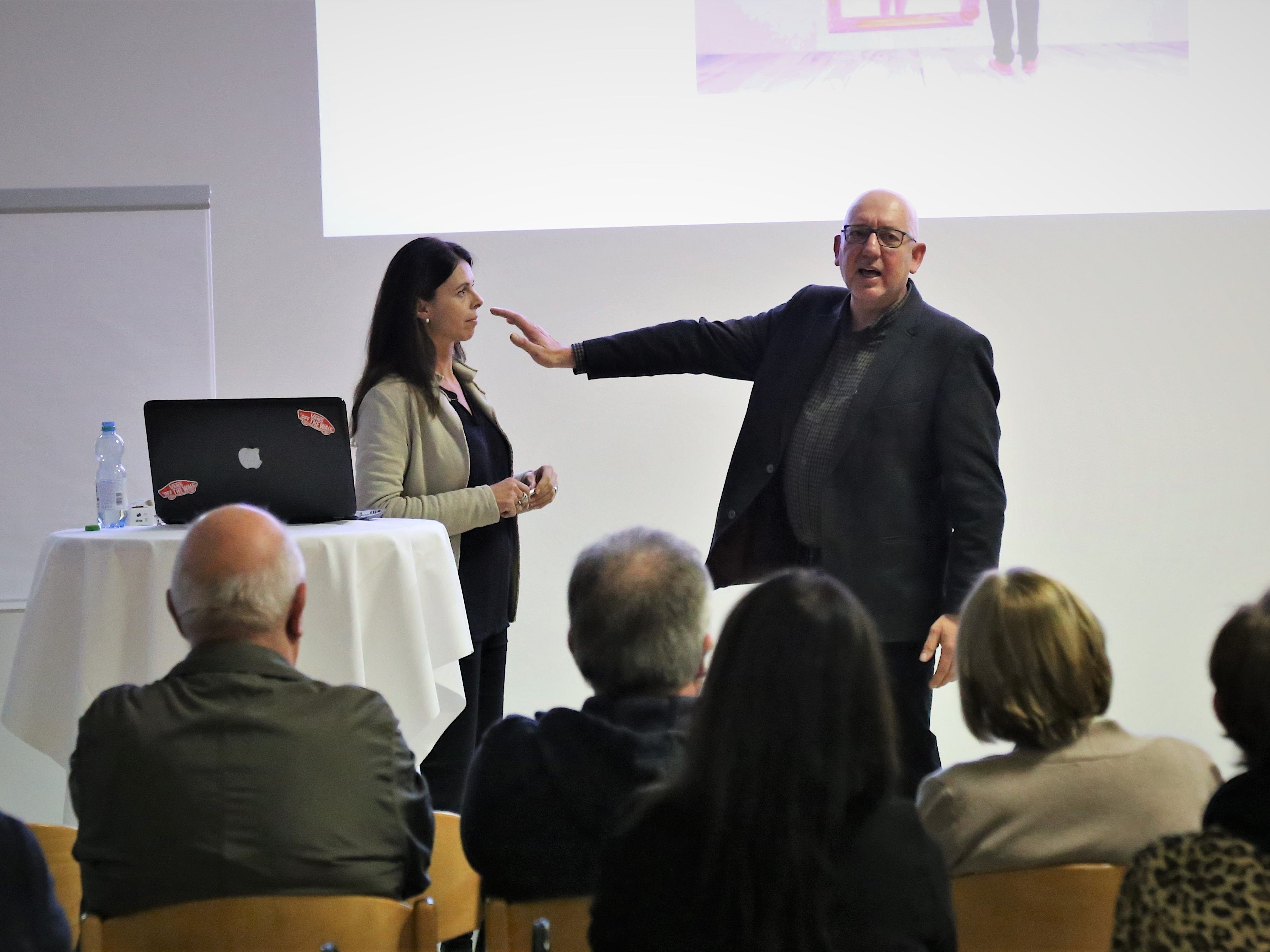 Bezirksinspektorin Alexandra Madlener und Kontrollinspektor Gerhard Bargetz beim Fachvortag. Bezirksinspektorin Alexandra Madlener und Kontrollinspektor Gerhard Bargetz beim Fachvortag.