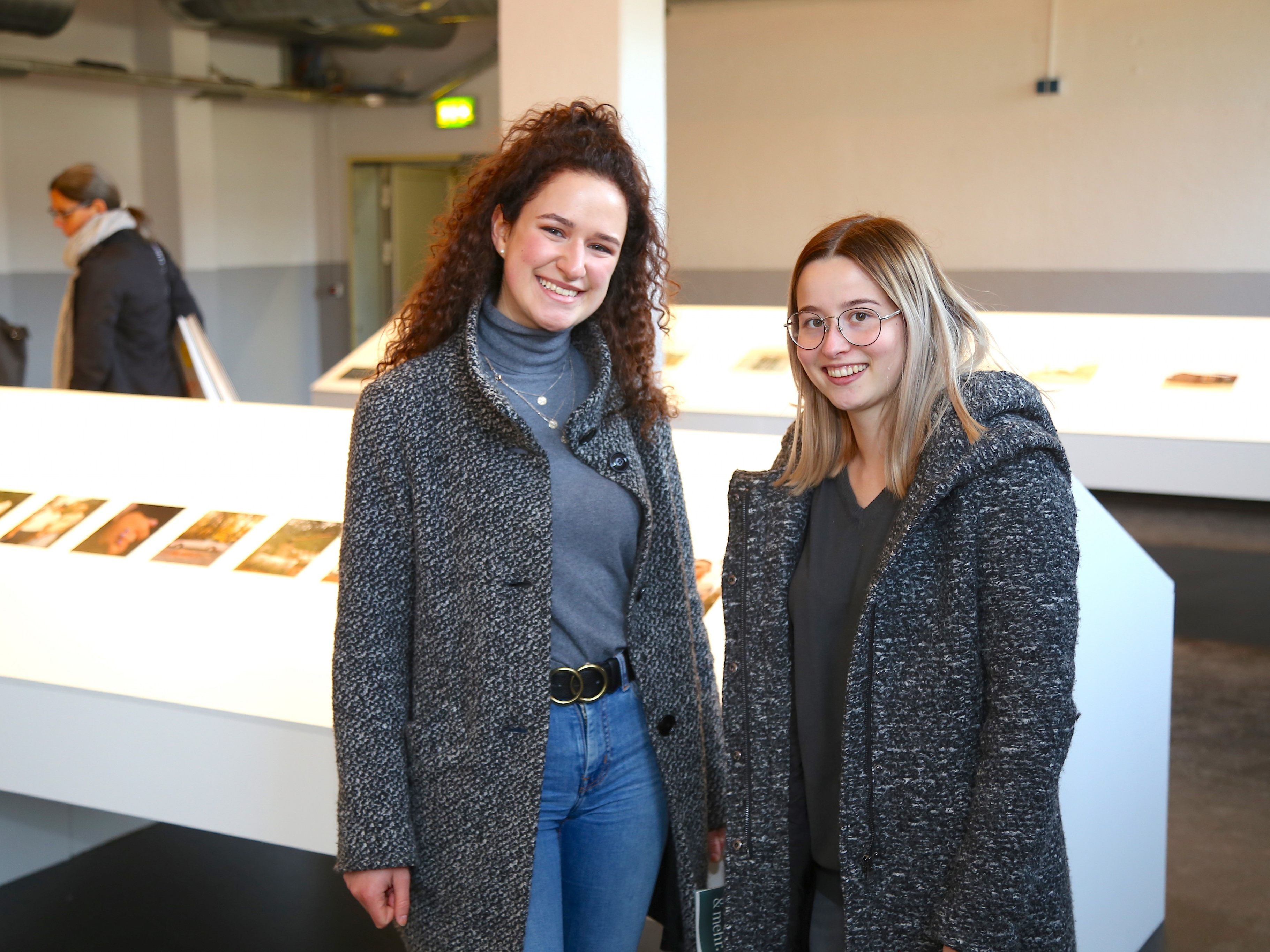 Amanda Stumvoll und Verena Feurstein sehen sich die Fotografien an. Amanda Stumvoll und Verena Feurstein sehen sich die Fotografien an.