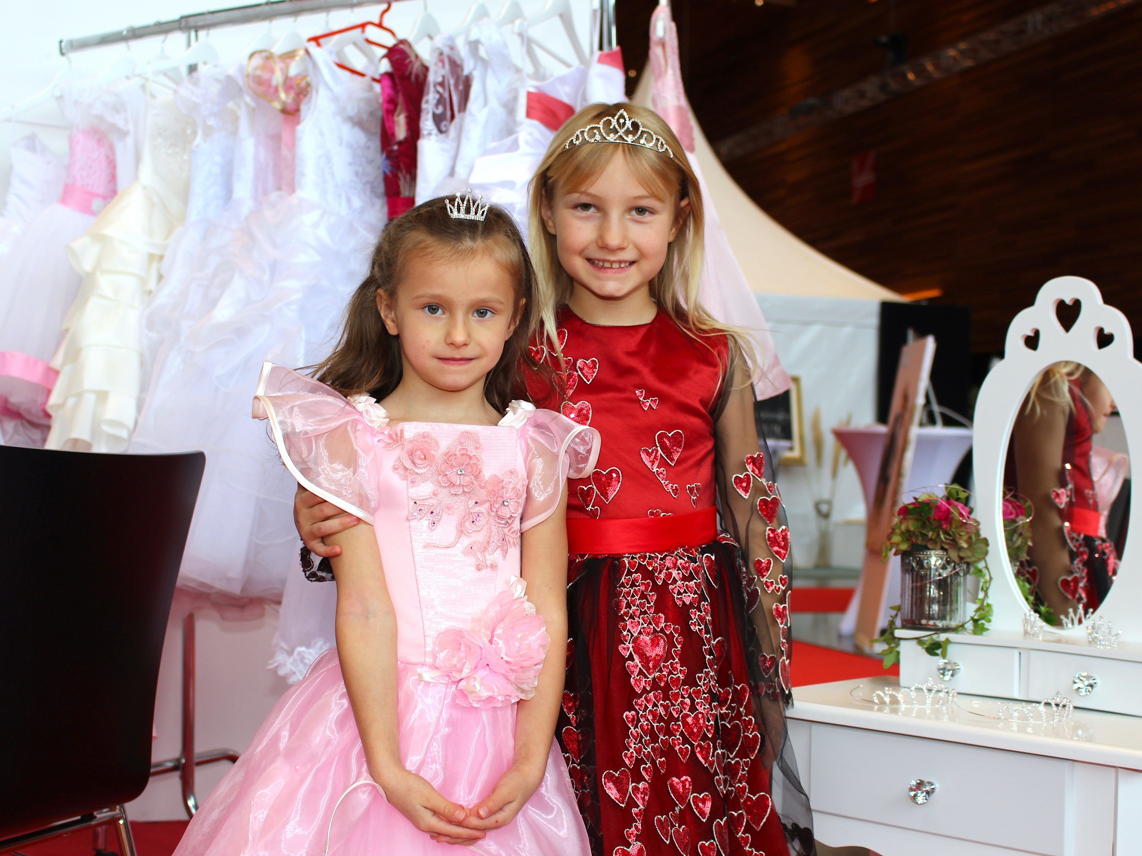 Milana und Florina träumen schon von ihrem großen Tag. Milana und Florina träumen schon von ihrem großen Tag.
