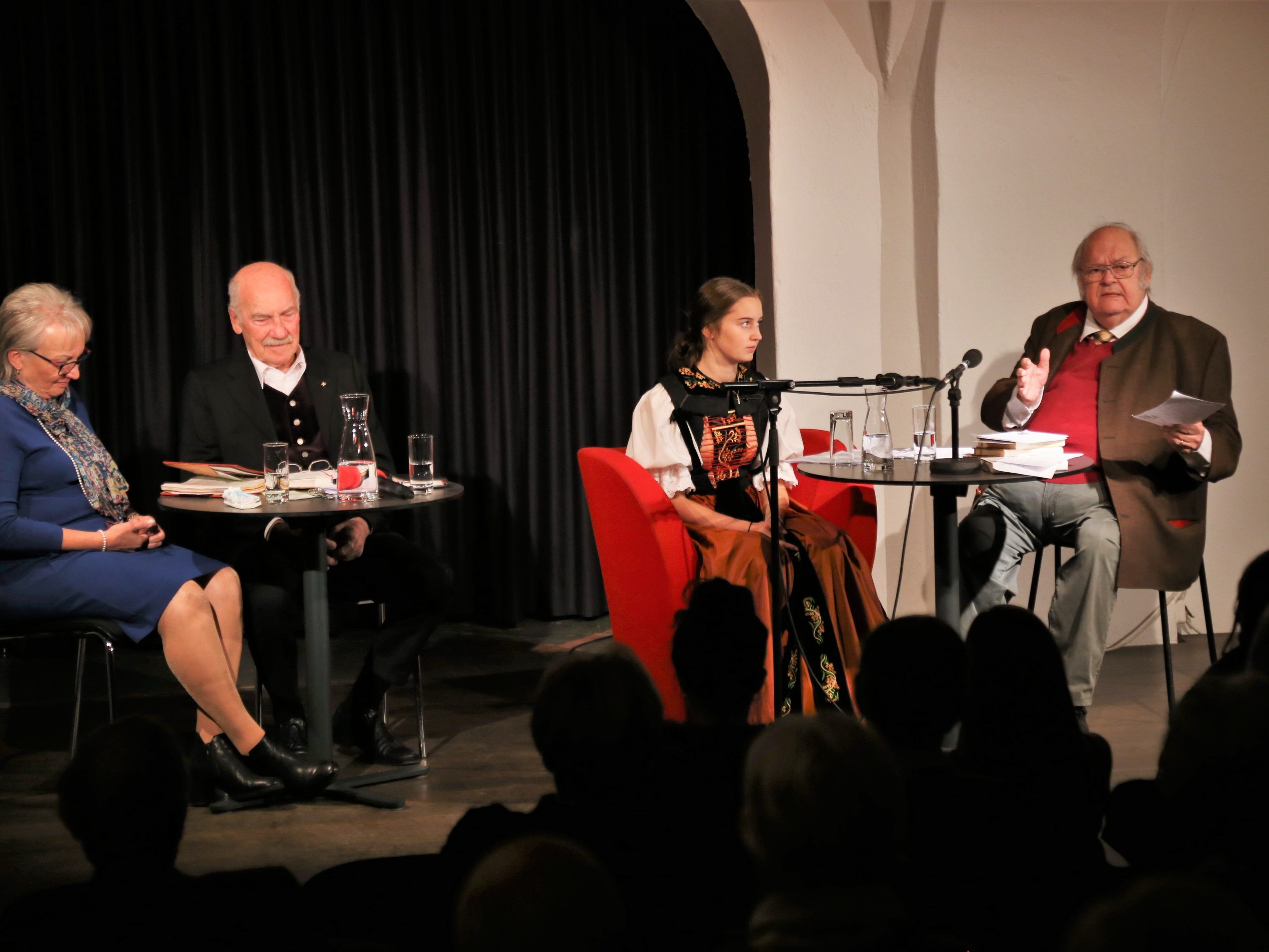 Prof. Edgar Schmidt (r.) gab interessante Einblicke in das sang- und klangvolle Leben von Wiederin und Borger. Prof. Edgar Schmidt (r.) gab interessante Einblicke in das sang- und klangvolle Leben von Wiederin und Borger.