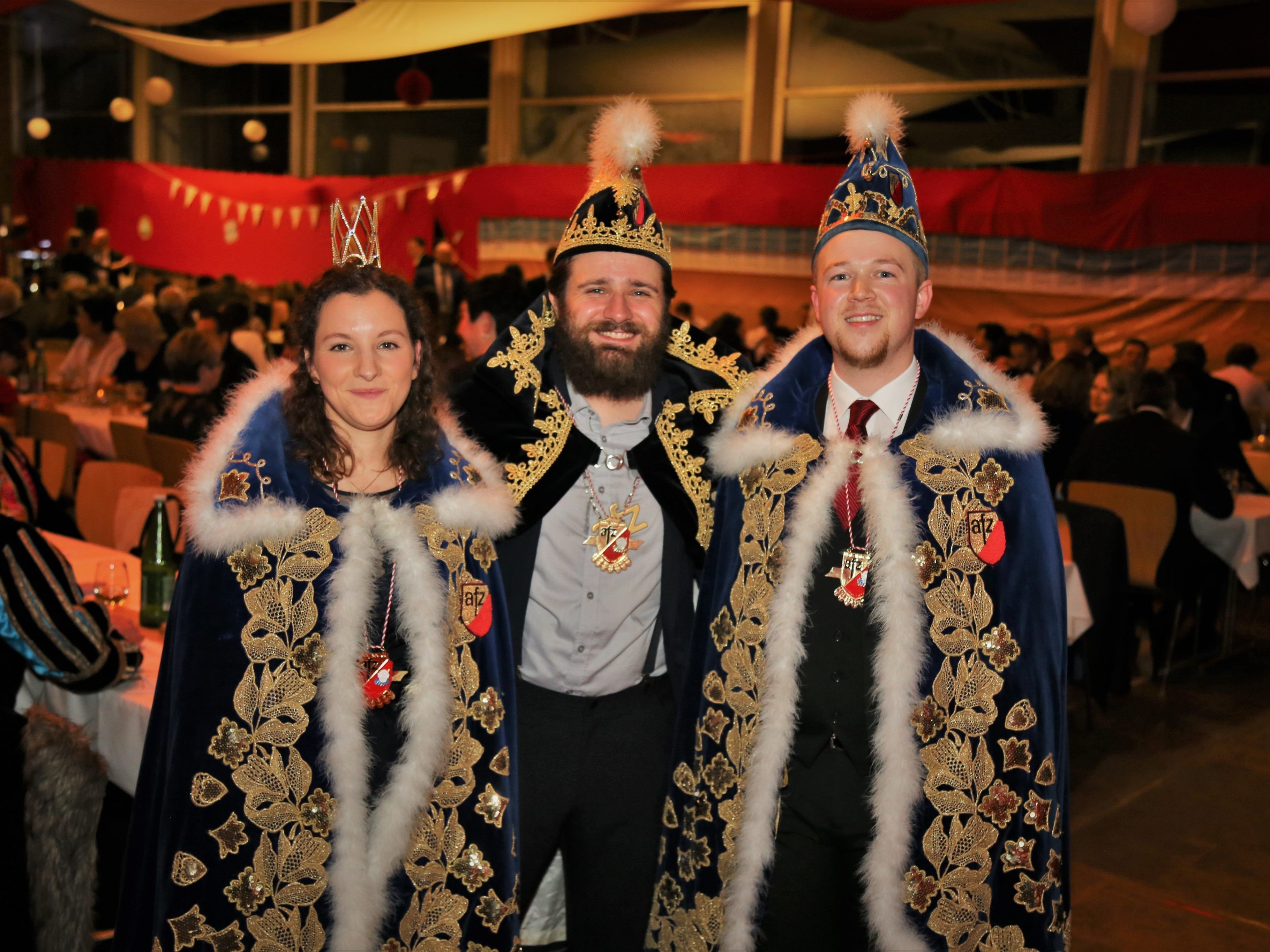 AFZ-Präsident Matthias Köchle (M.) mit dem neuen Prinzenpaar Elena I. und Michael II. AFZ-Präsident Matthias Köchle (M.) mit dem neuen Prinzenpaar Elena I. und Michael II.