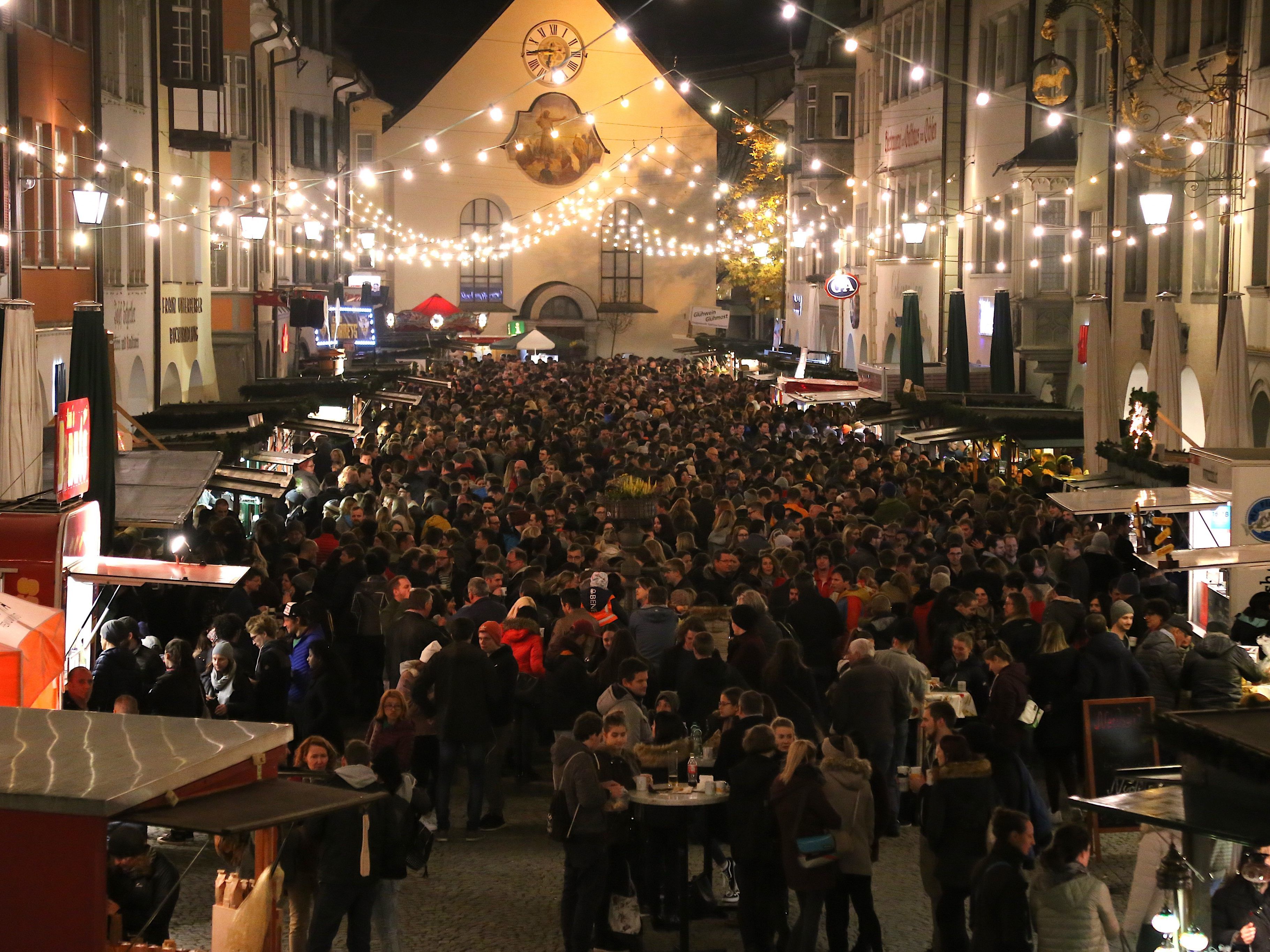 Tausende Besucher beim vorweihnachtlichen Highlight in der Feldkircher Innenstadt. Tausende Besucher beim vorweihnachtlichen Highlight in der Feldkircher Innenstadt.