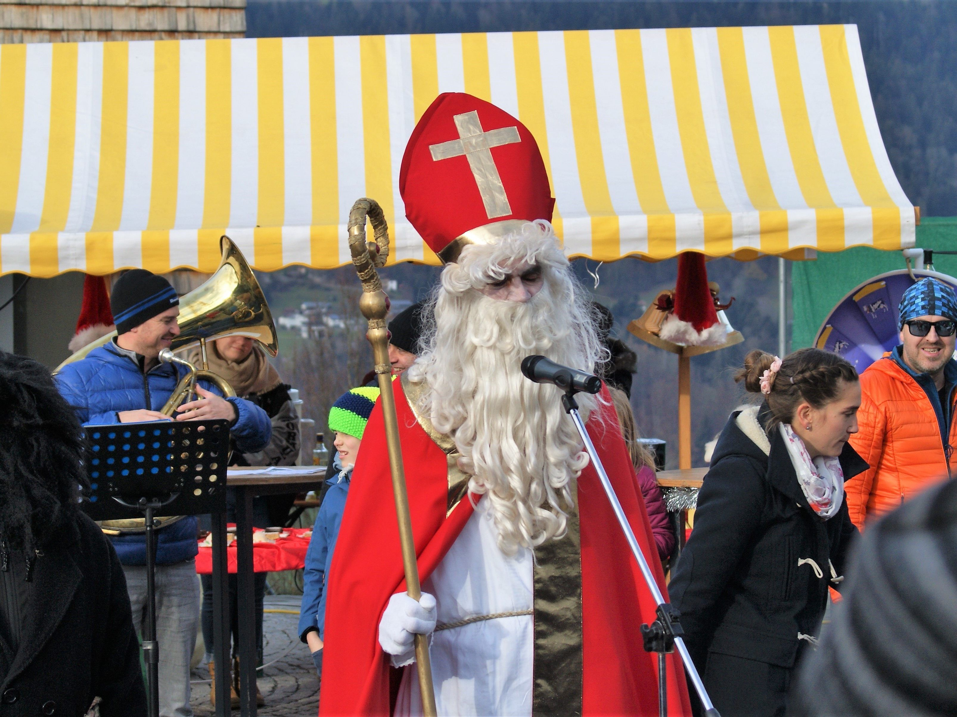 Der Nikolaus bildet einen feierlichen Höhepunkt beim „Märktle“ in Buch. Der Nikolaus bildet einen feierlichen Höhepunkt beim „Märktle“ in Buch.
