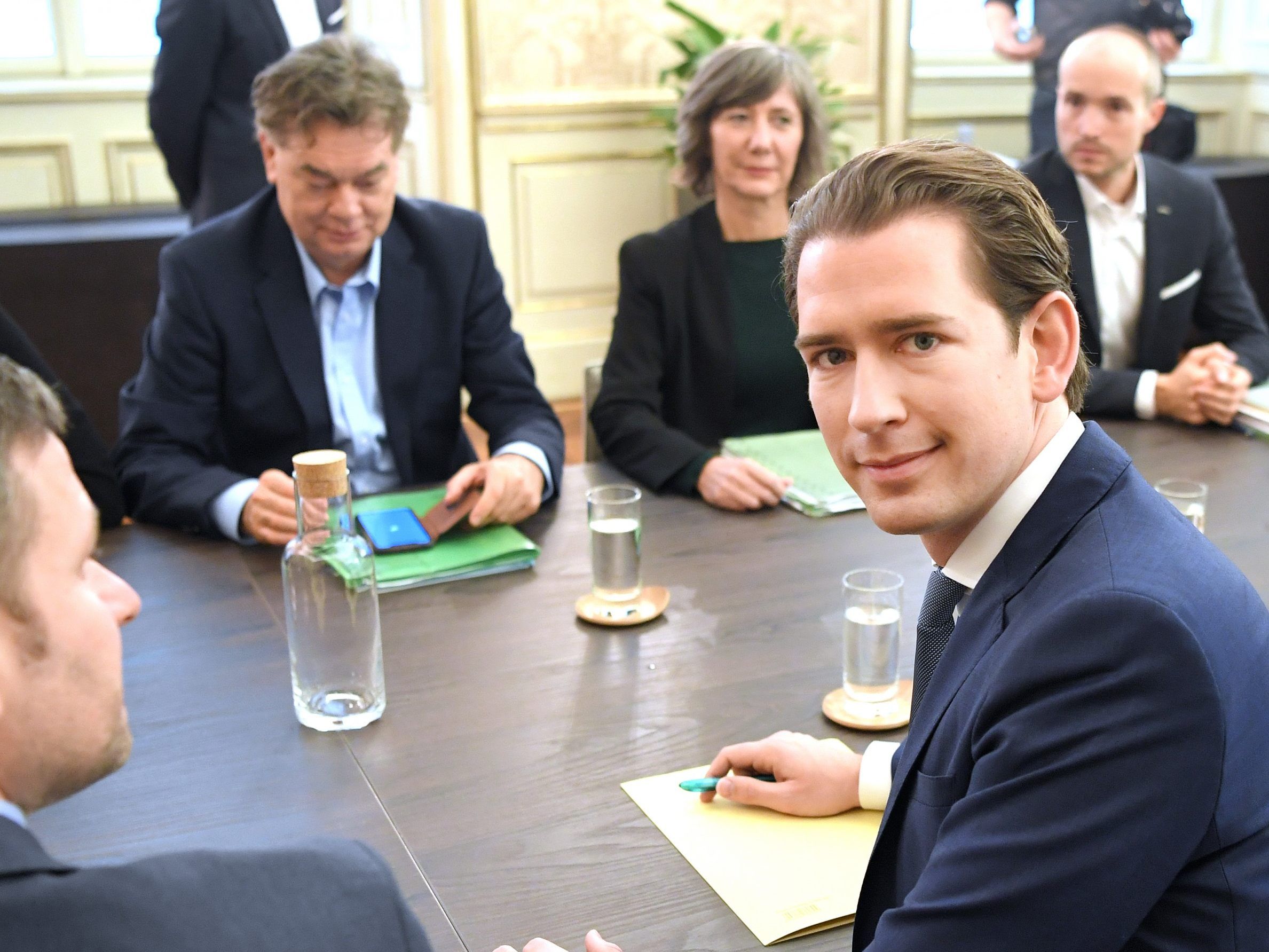 (v.l.) Leonore Gewessler (G), Stefan Steiner (V), Werner Kogler (G), Birgit Hebein (G), Sebastian Kurz (V), Josef Meichenitsch (G) und Elisabeth Köstinger (V) im Rahmen eines Treffens der Steuerungsgruppen für Koalitionsverhandlungen von ÖVP und Grünen am Freitag, 15. November.
