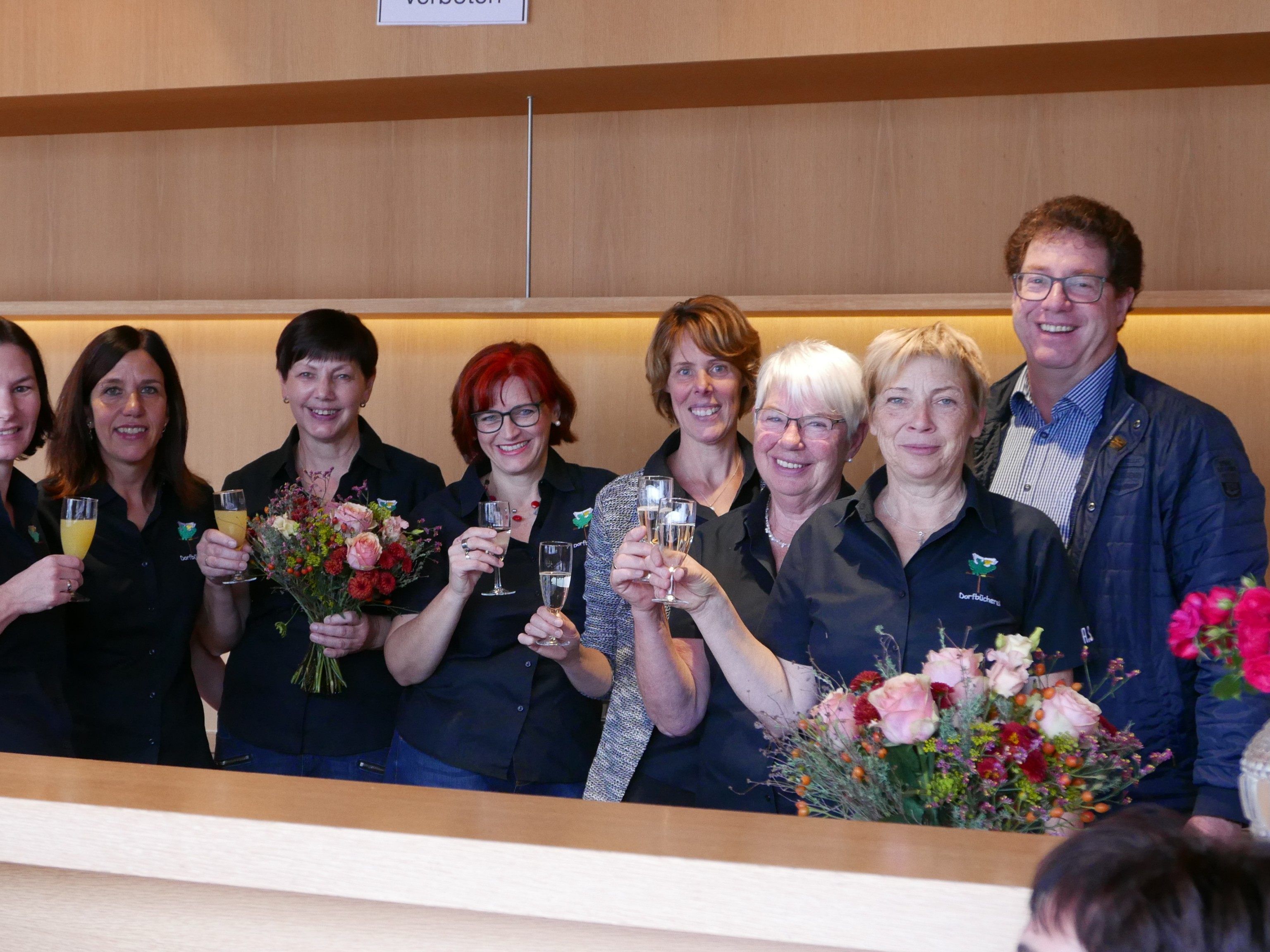 Bürgermeister Rainer Duelli und das Bücherei Team Bürgermeister Rainer Duelli und das Bücherei Team