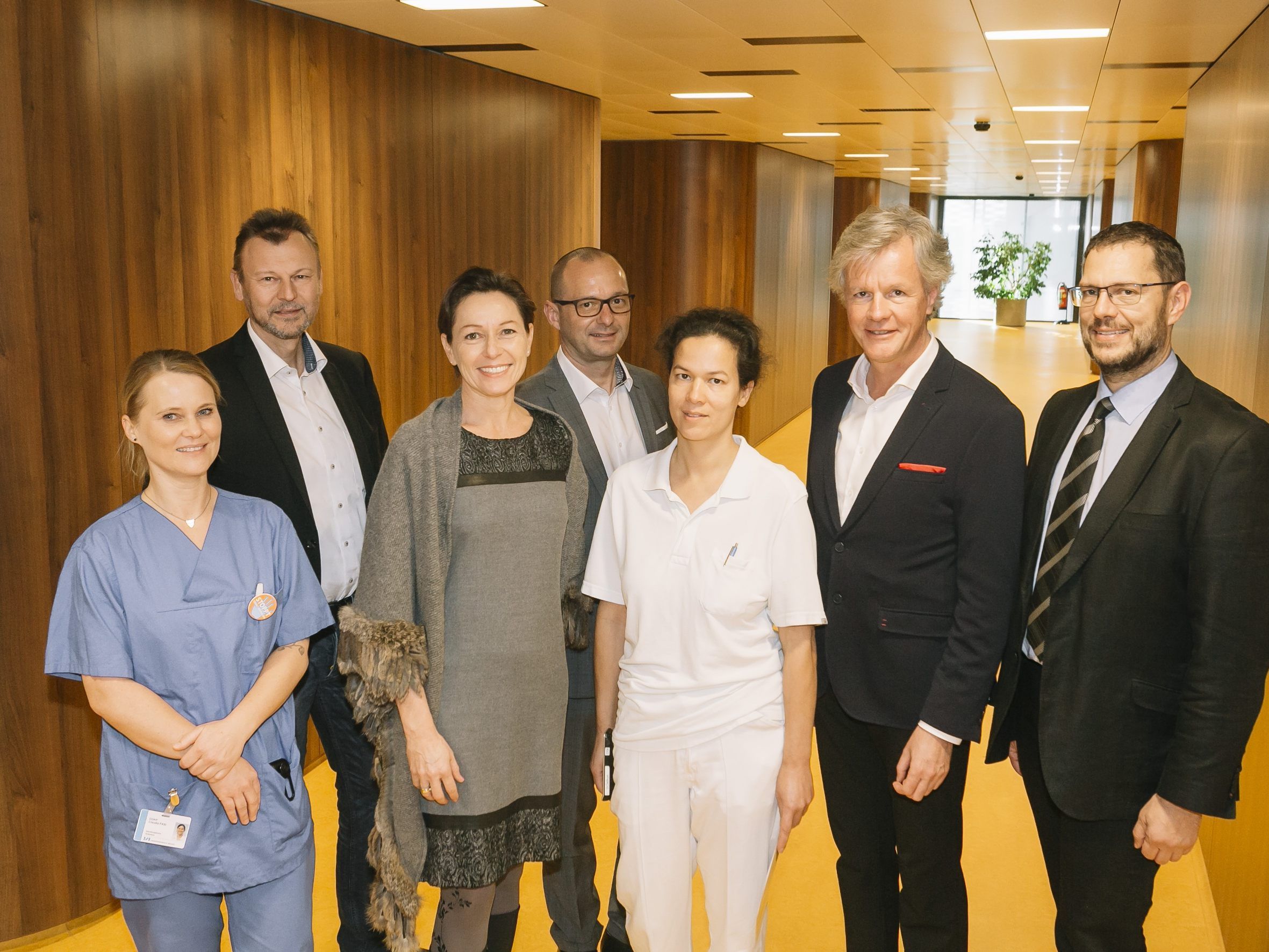 Am Landeskrankenhaus Bregenz wird 16 Tage lang die orange Fahne gehisst. Ein Besuch der Landesrätin Martina Rüscher steht ganz im Zeichen des Themas gegen Gewalt an Frauen. In einer Diskussionsrunde mit Mitarbeitern aus der Pflege, der Ärzteschaft und der Verwaltung wird auf den Umgang mit der Thematik eingegangen.
